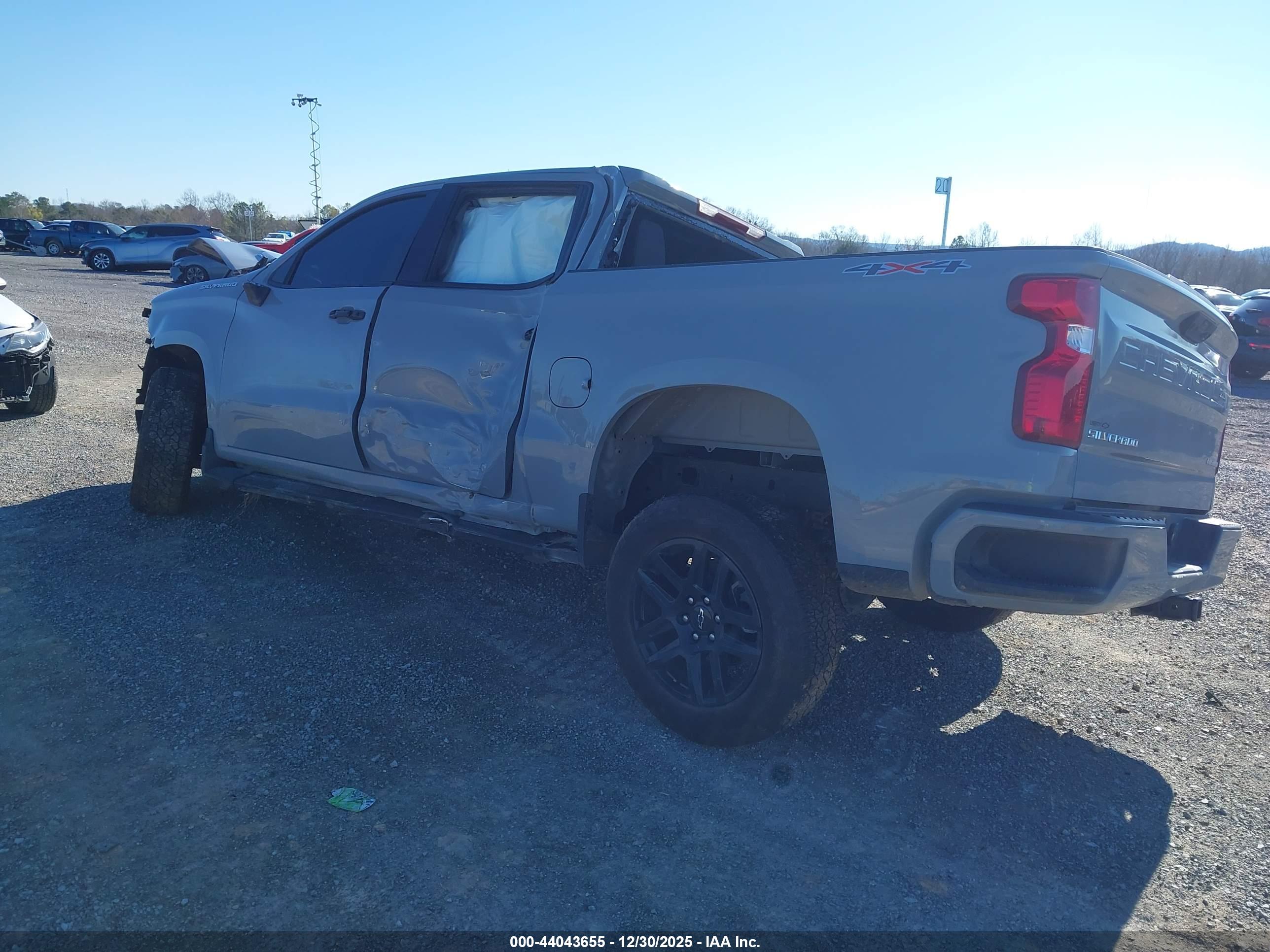 CHEVROLET SILVERADO image 3