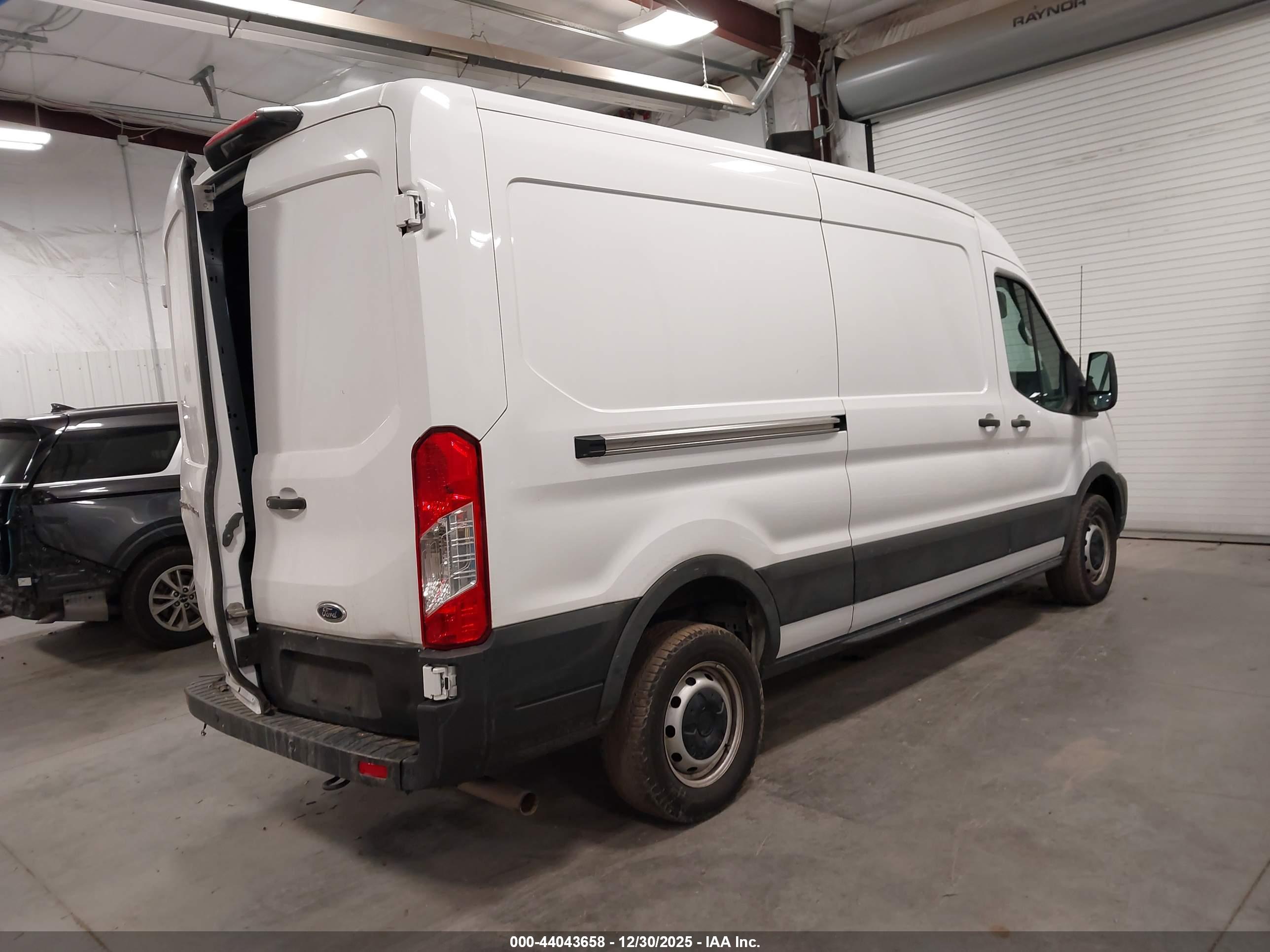 FORD TRANSIT-250 image 4