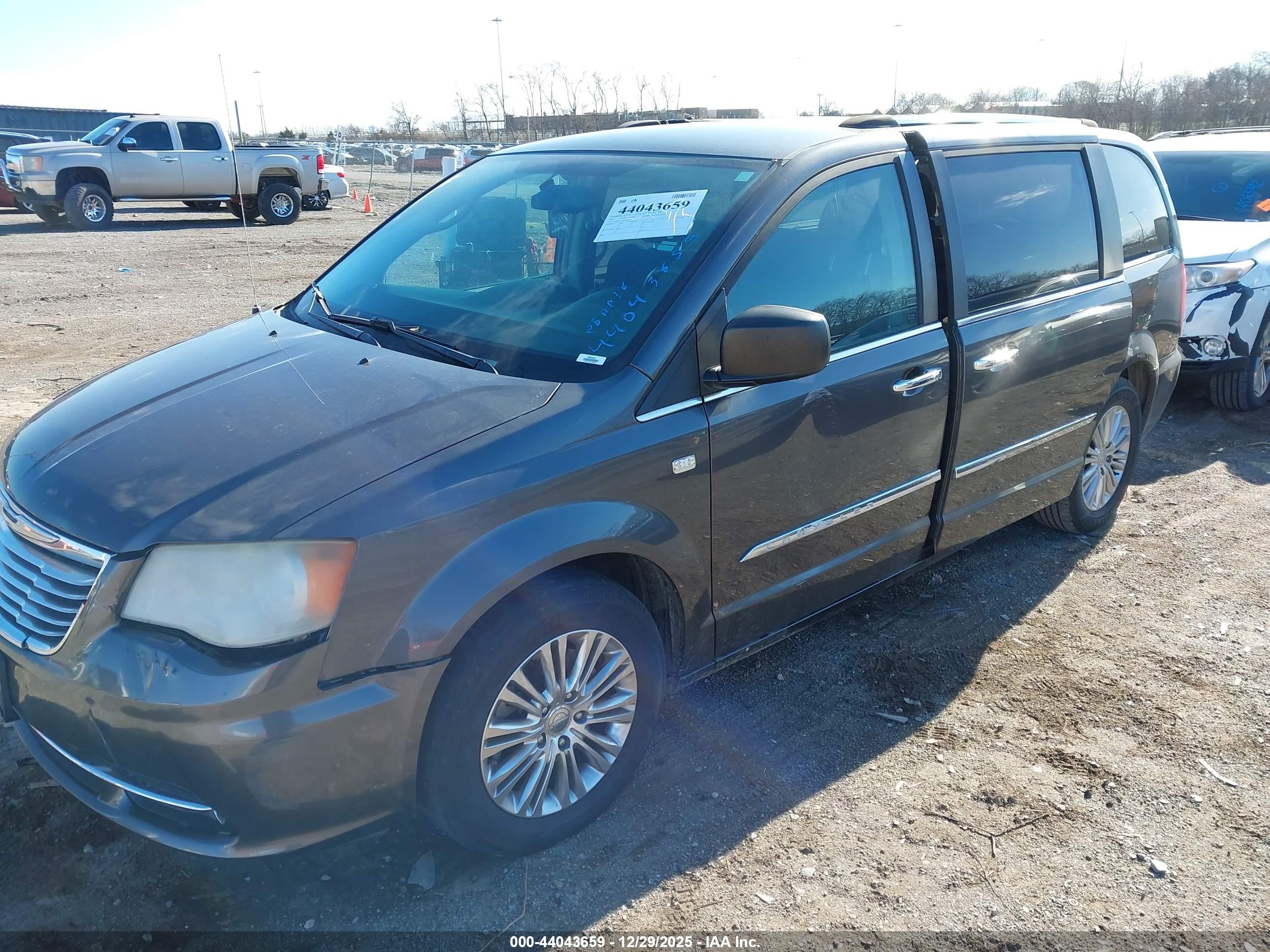 CHRYSLER TOWN image 2
