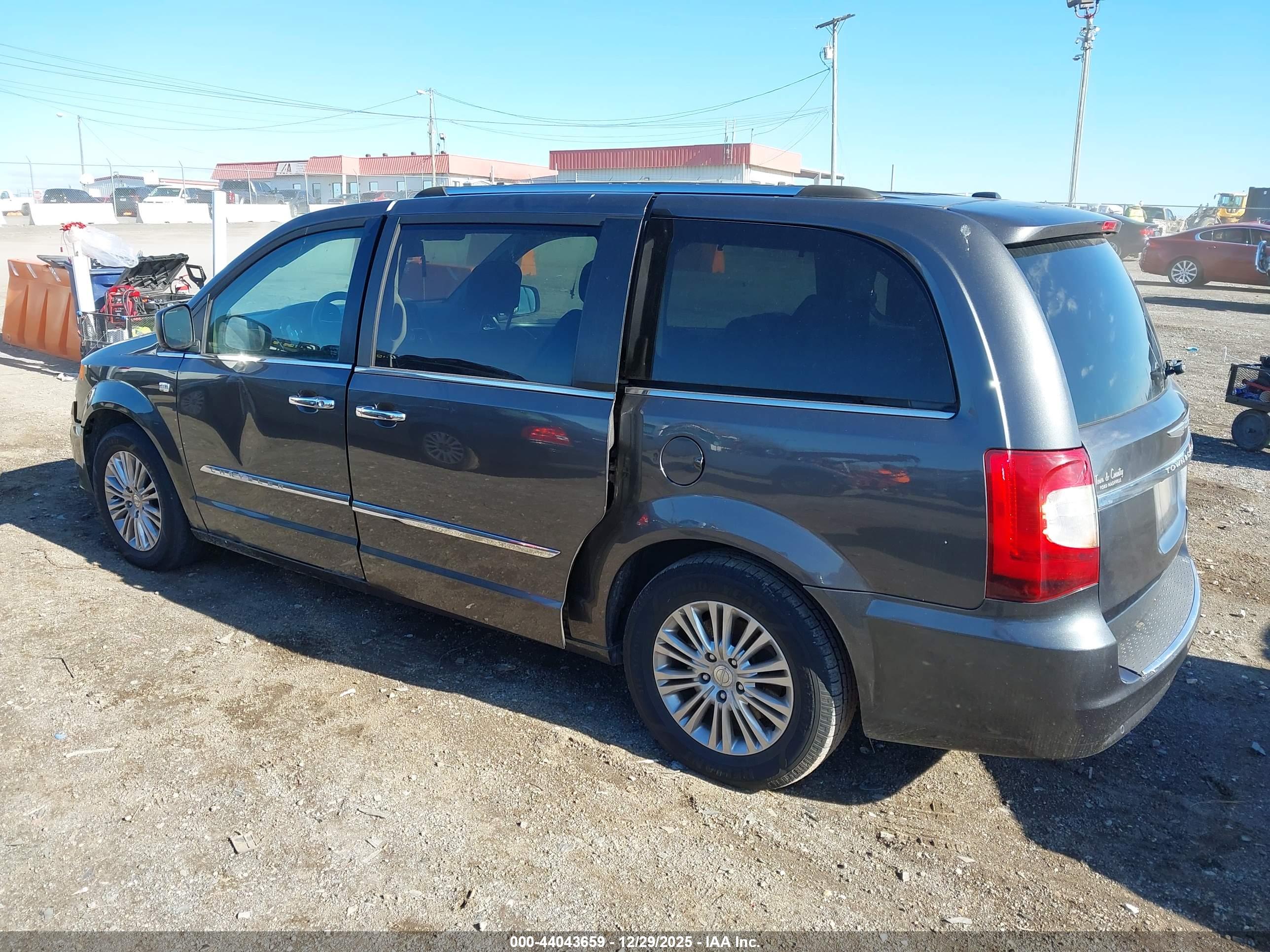 CHRYSLER TOWN image 3
