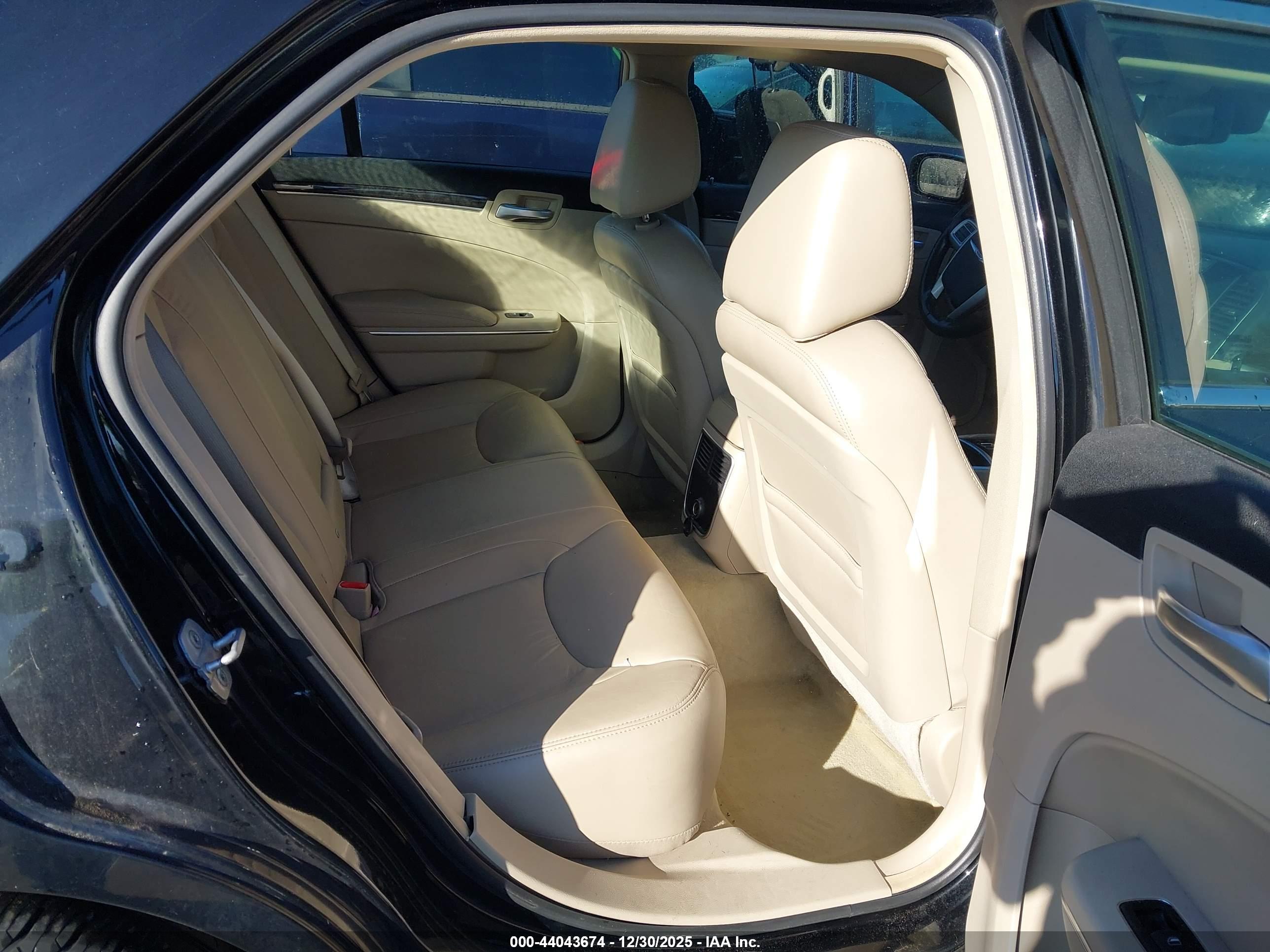 CHRYSLER 300 image 8