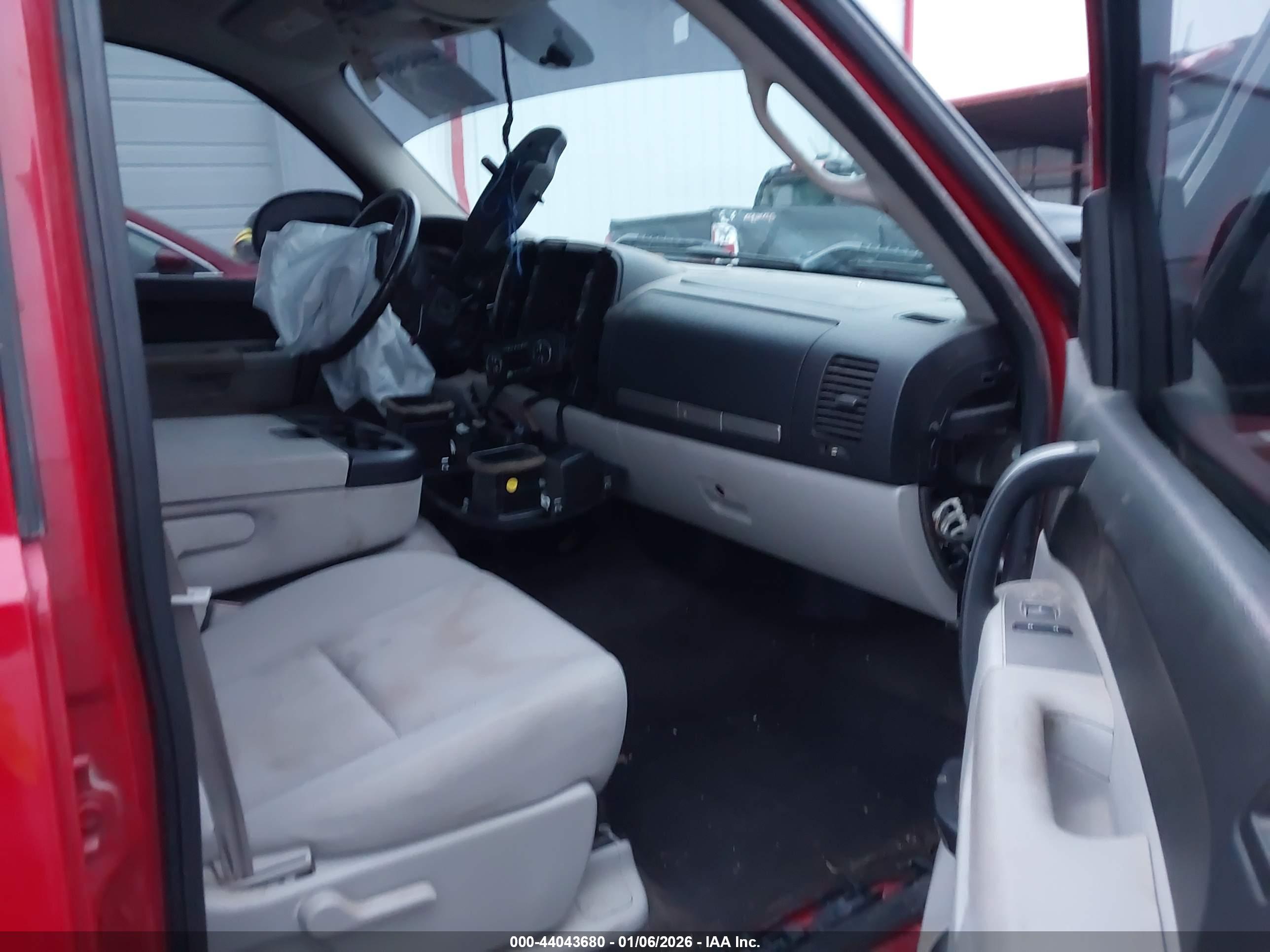 CHEVROLET SILVERADO image 5
