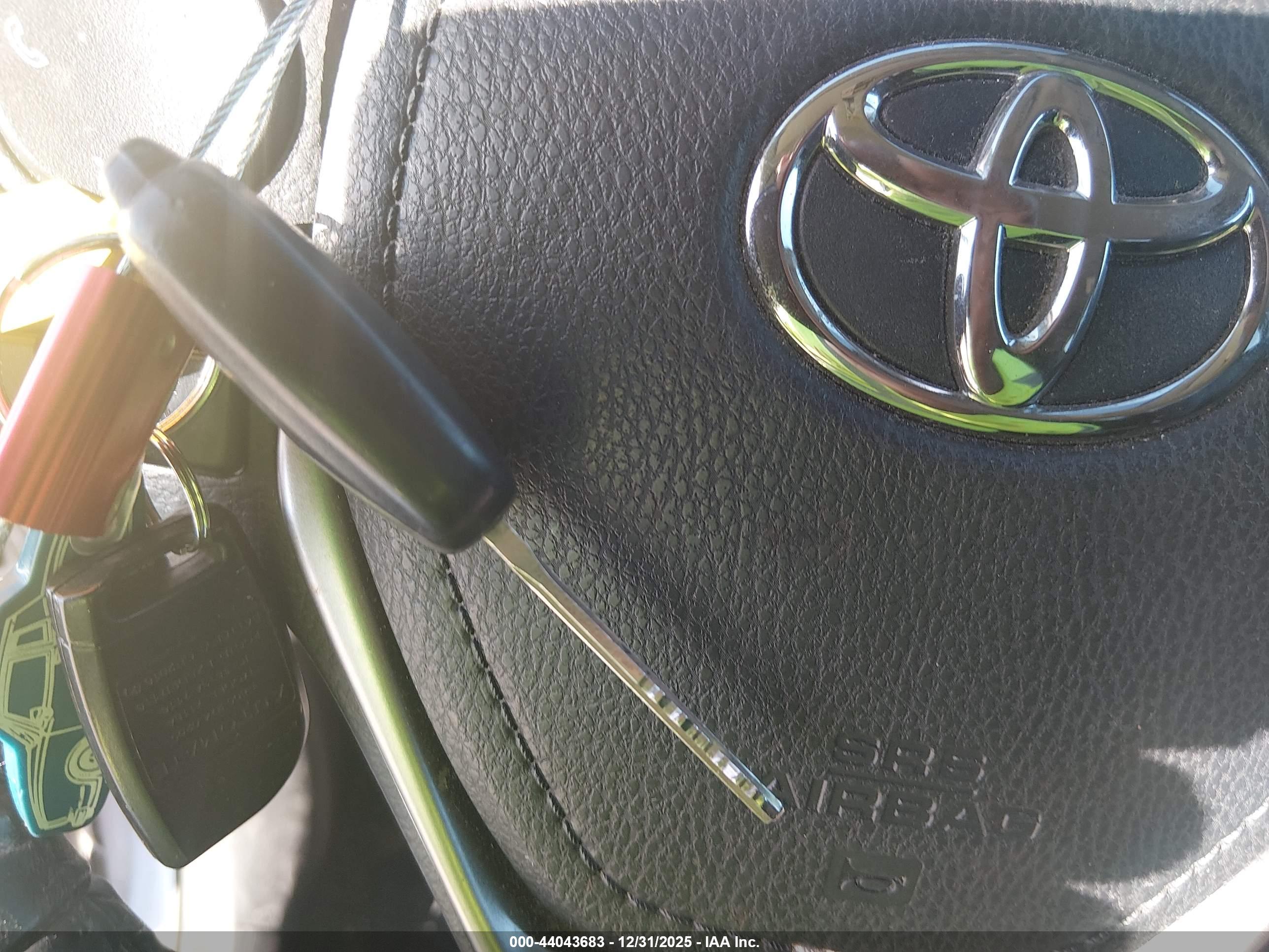 TOYOTA RAV4 image 11