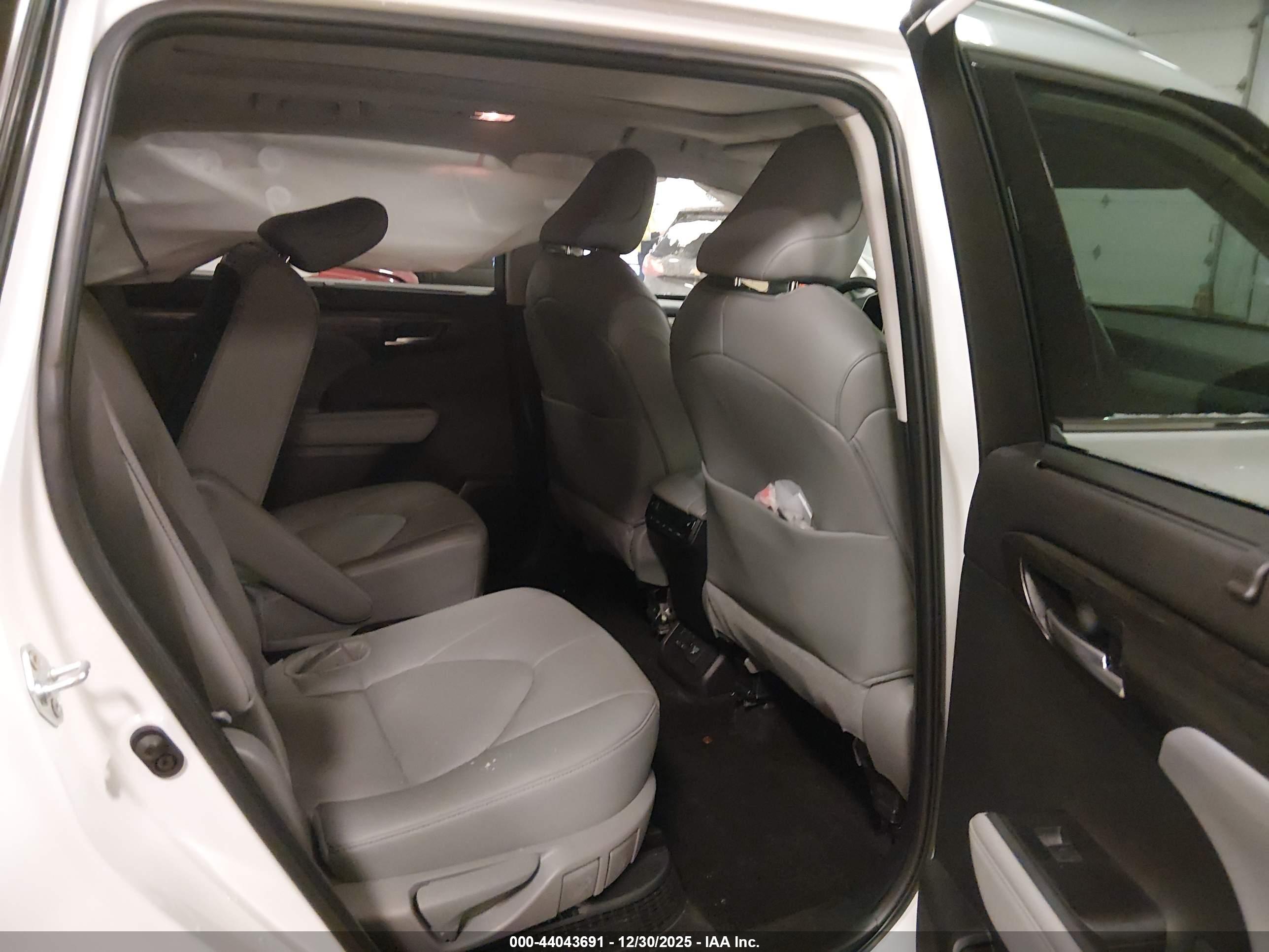TOYOTA HIGHLANDER image 8