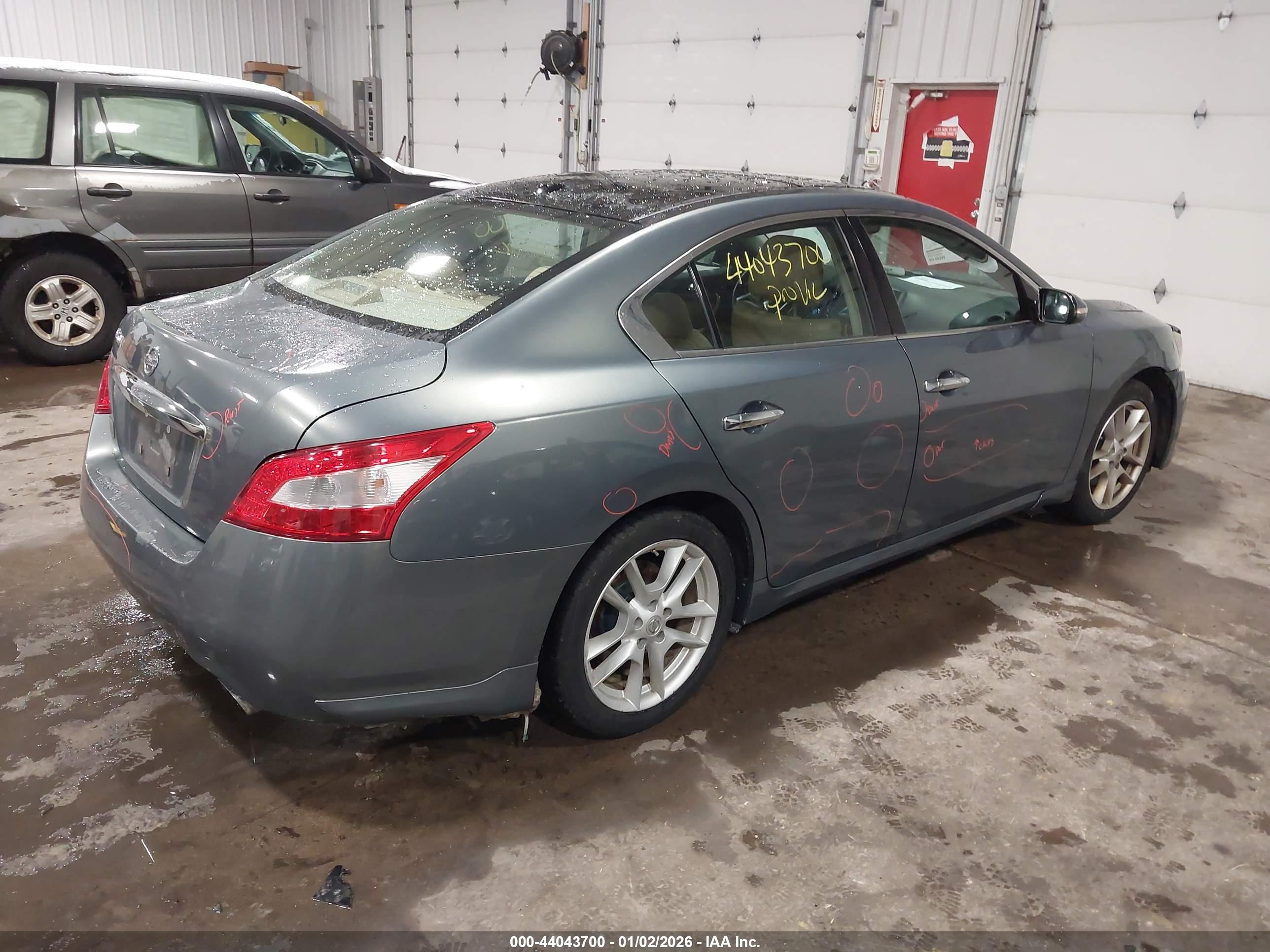 NISSAN MAXIMA image 4