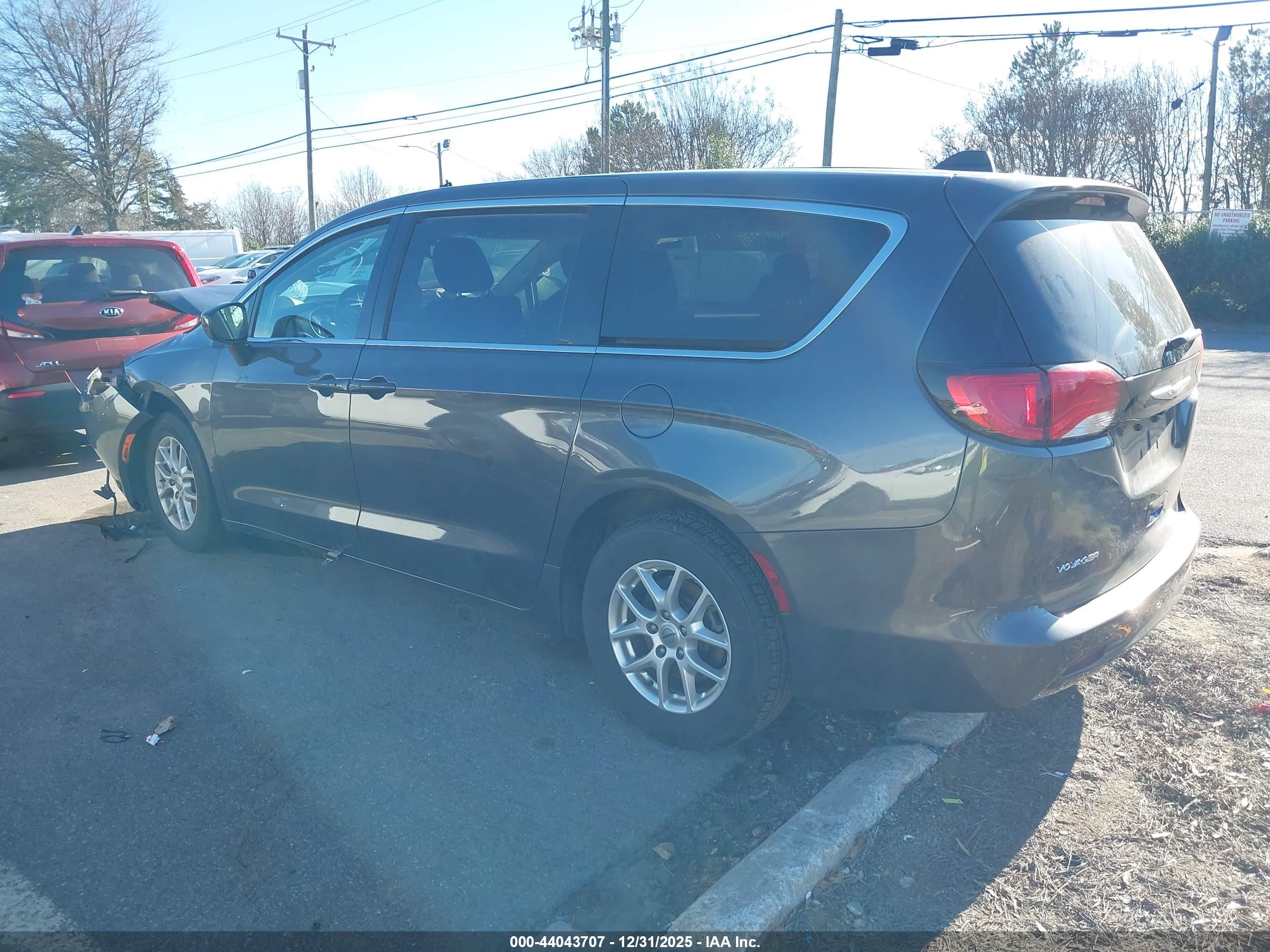 CHRYSLER VOYAGER image 3