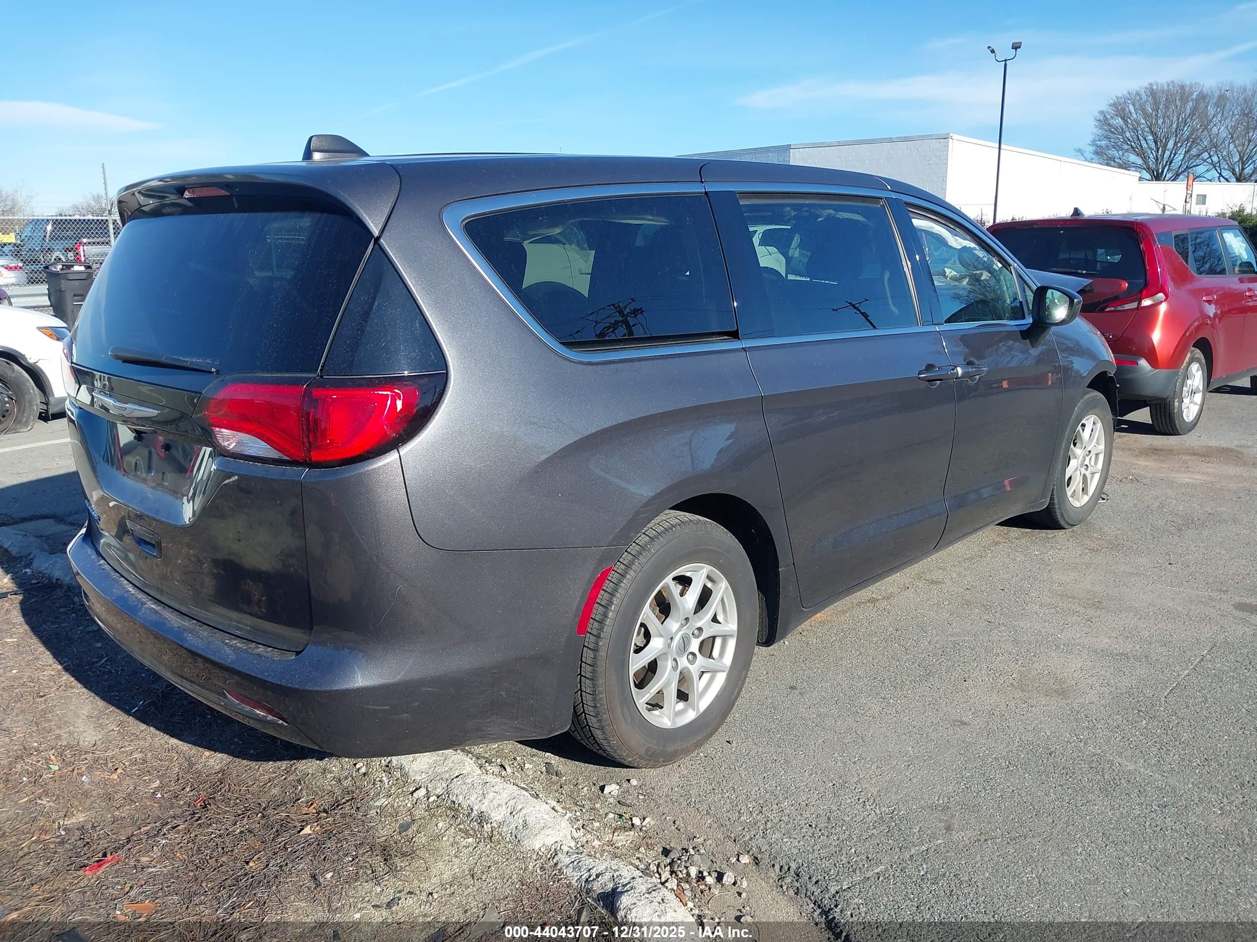 CHRYSLER VOYAGER image 4