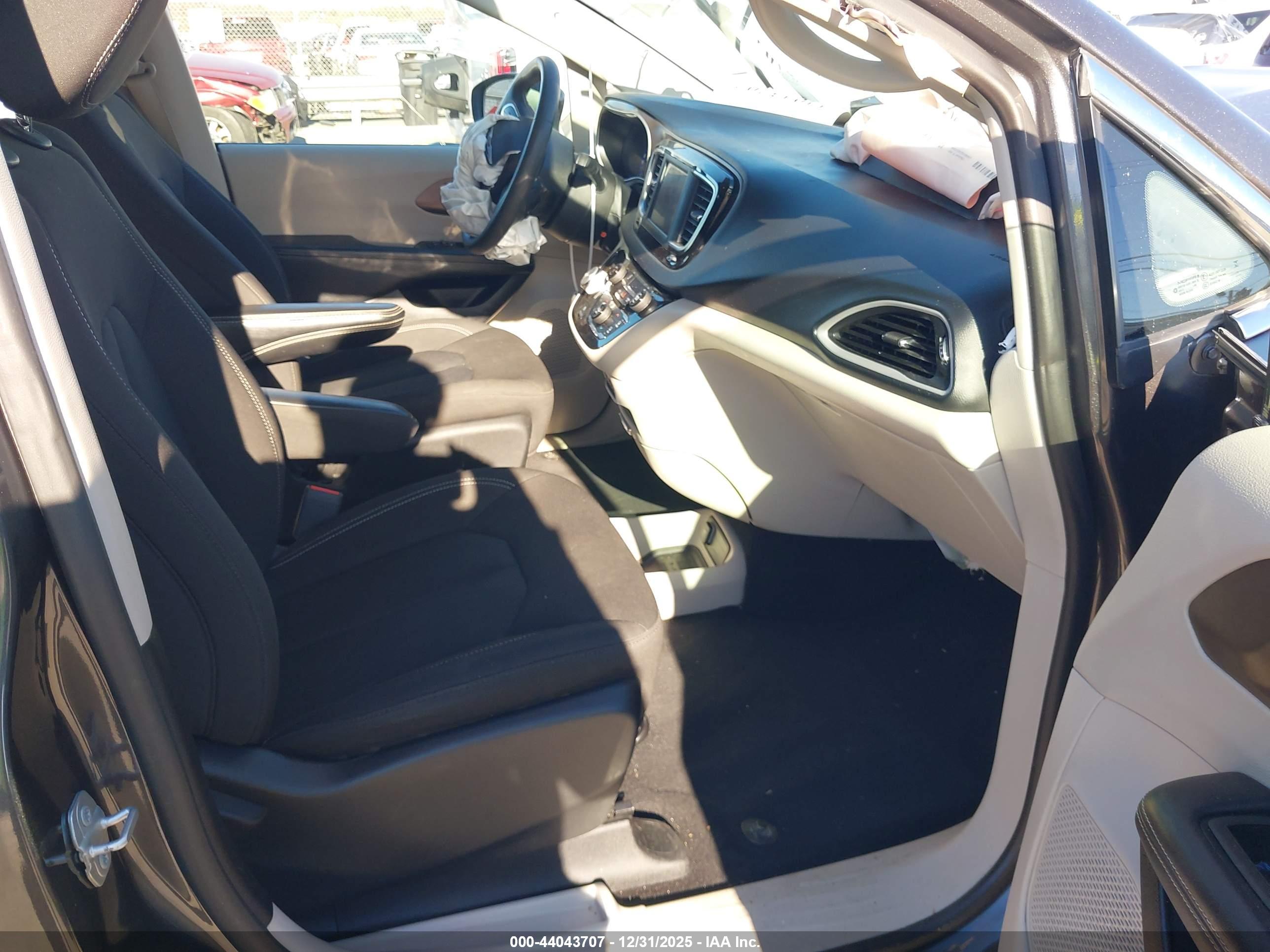 CHRYSLER VOYAGER image 5