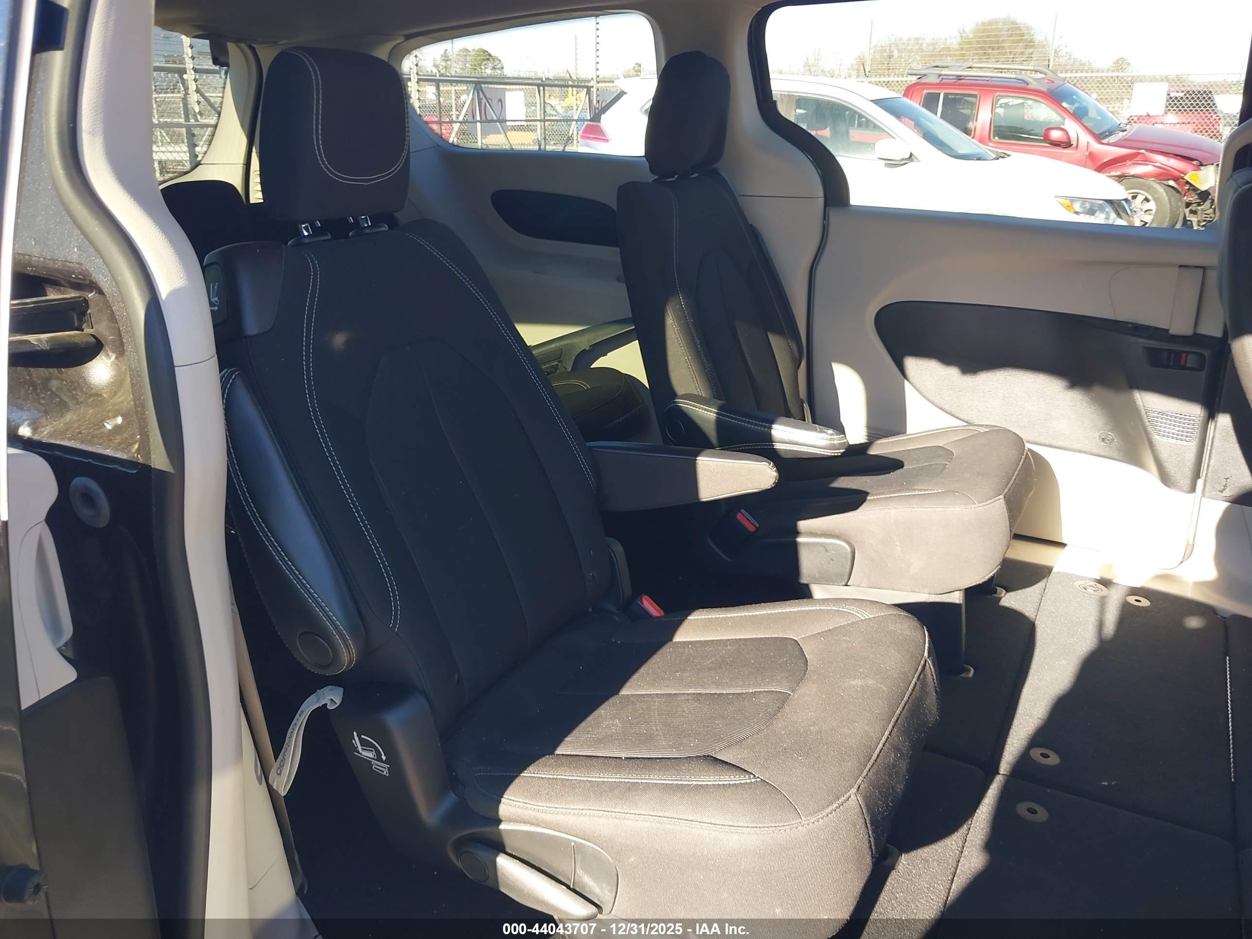 CHRYSLER VOYAGER image 8