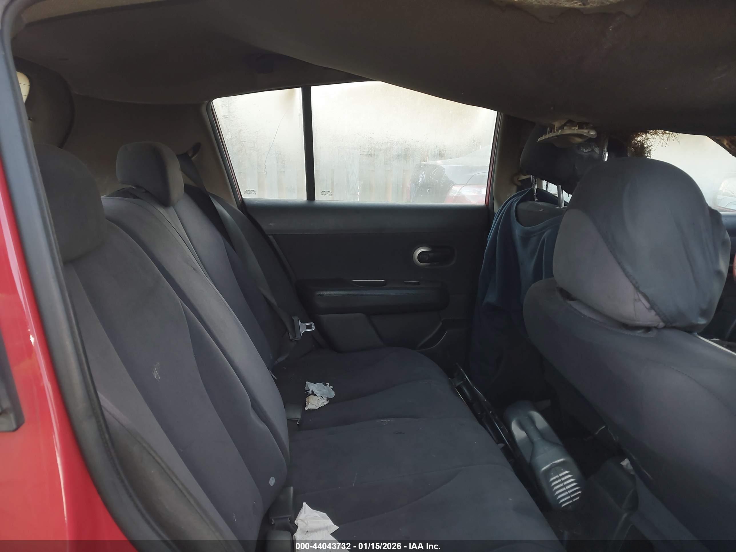 NISSAN VERSA image 8