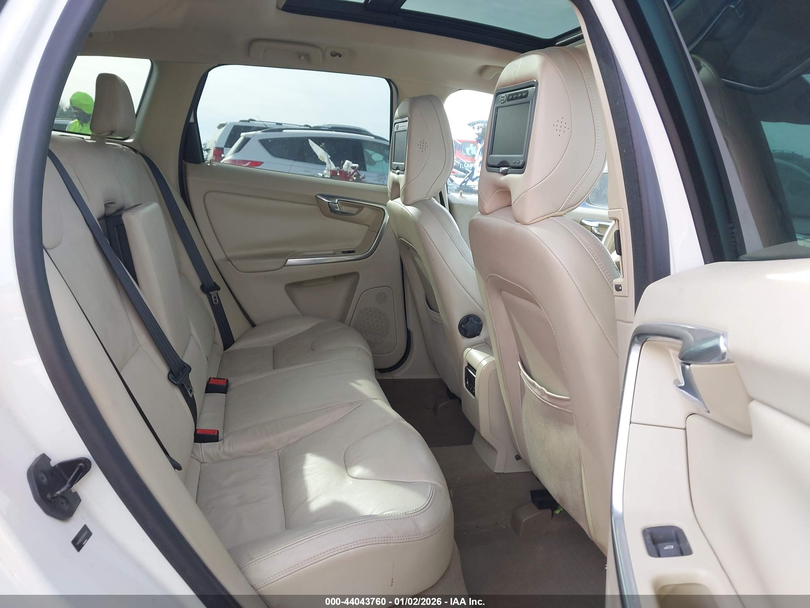 VOLVO XC60 image 8