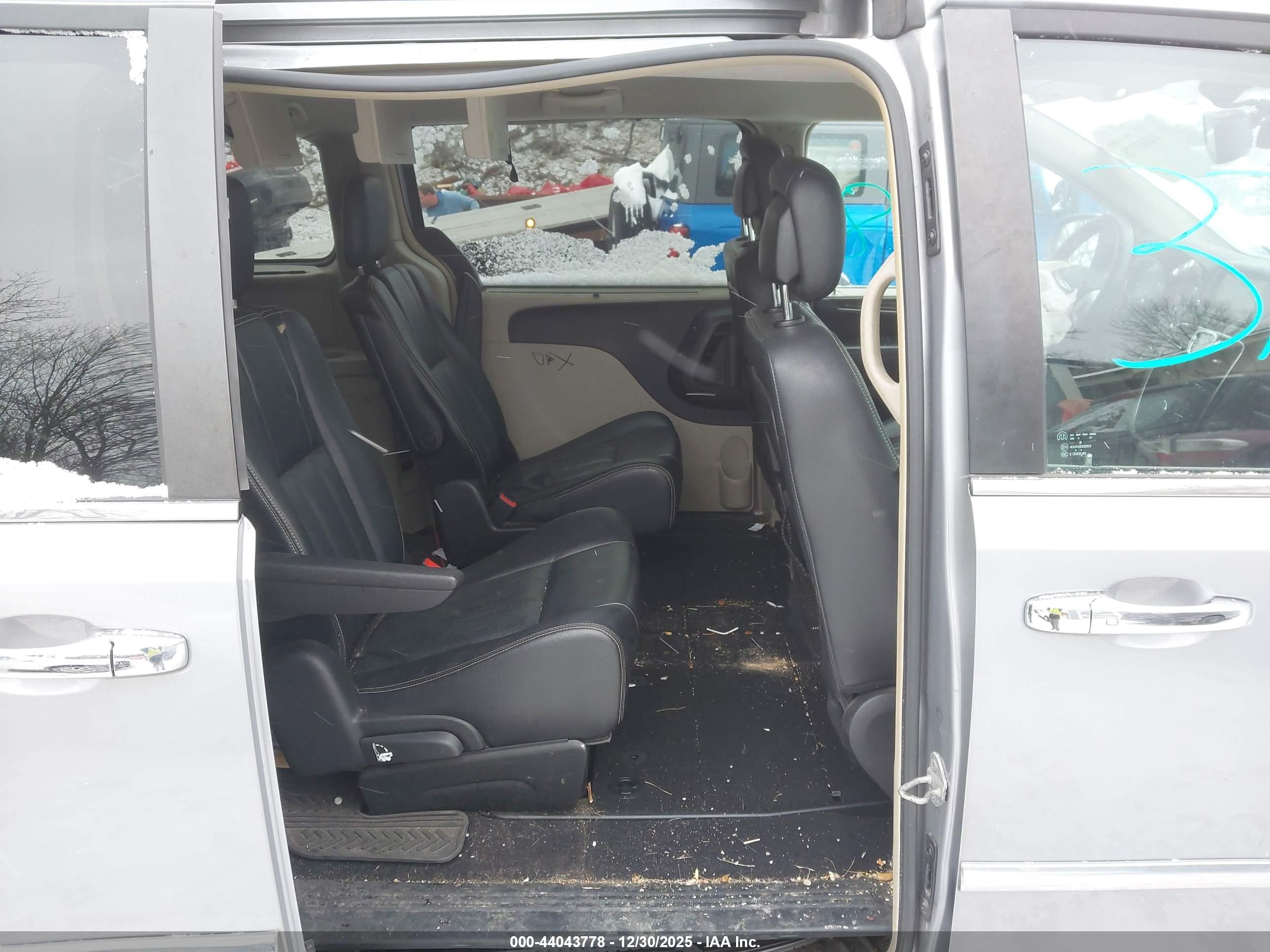 CHRYSLER TOWN image 8