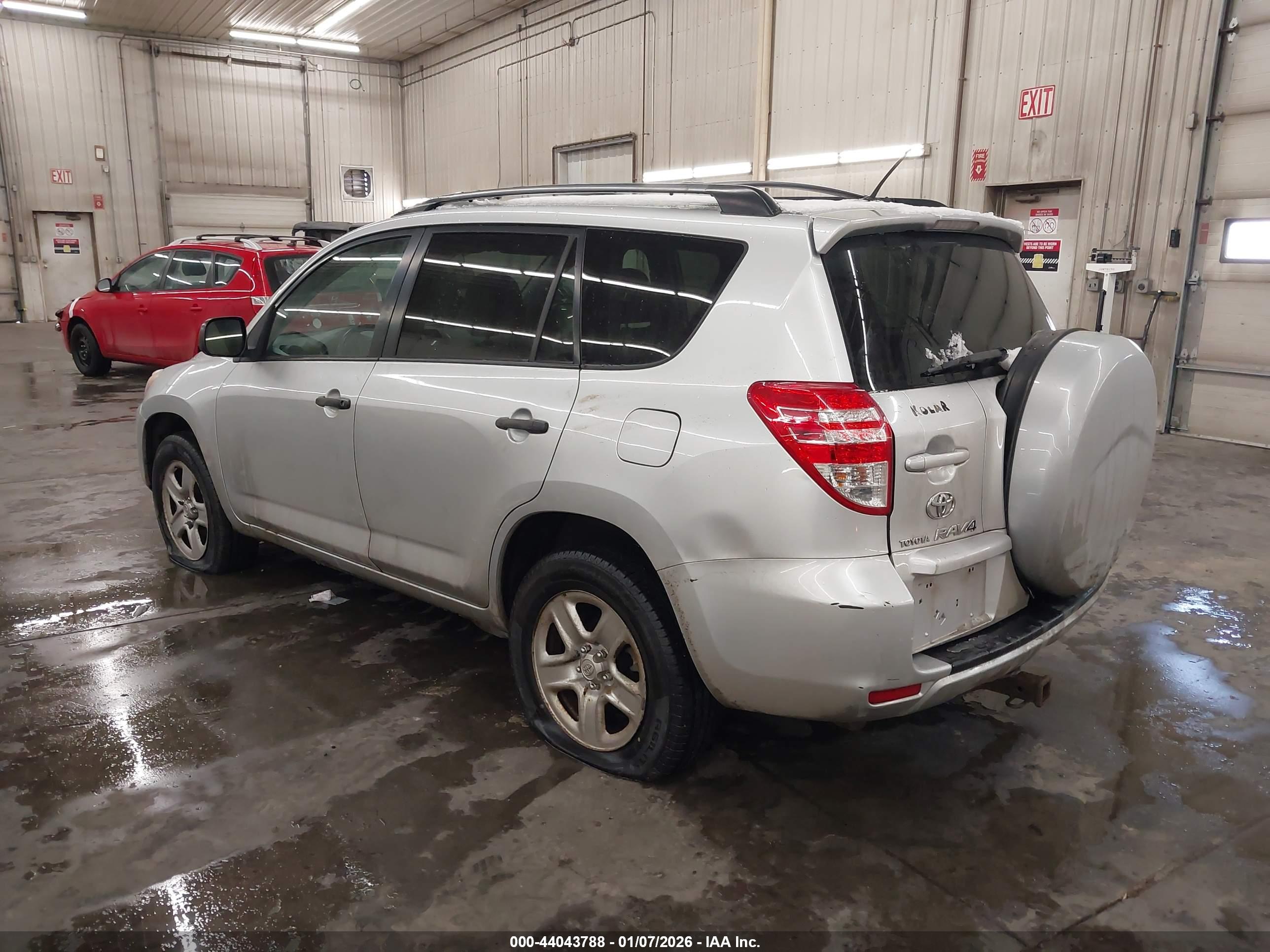 TOYOTA RAV4 image 3