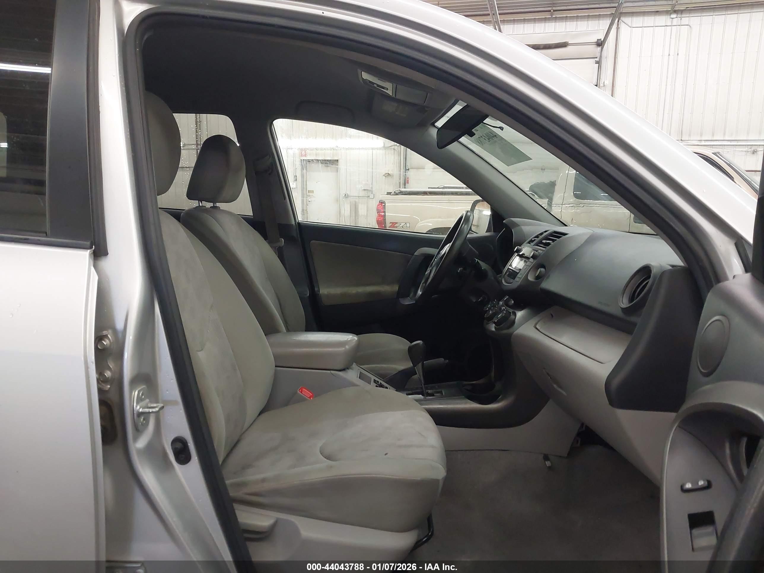 TOYOTA RAV4 image 5