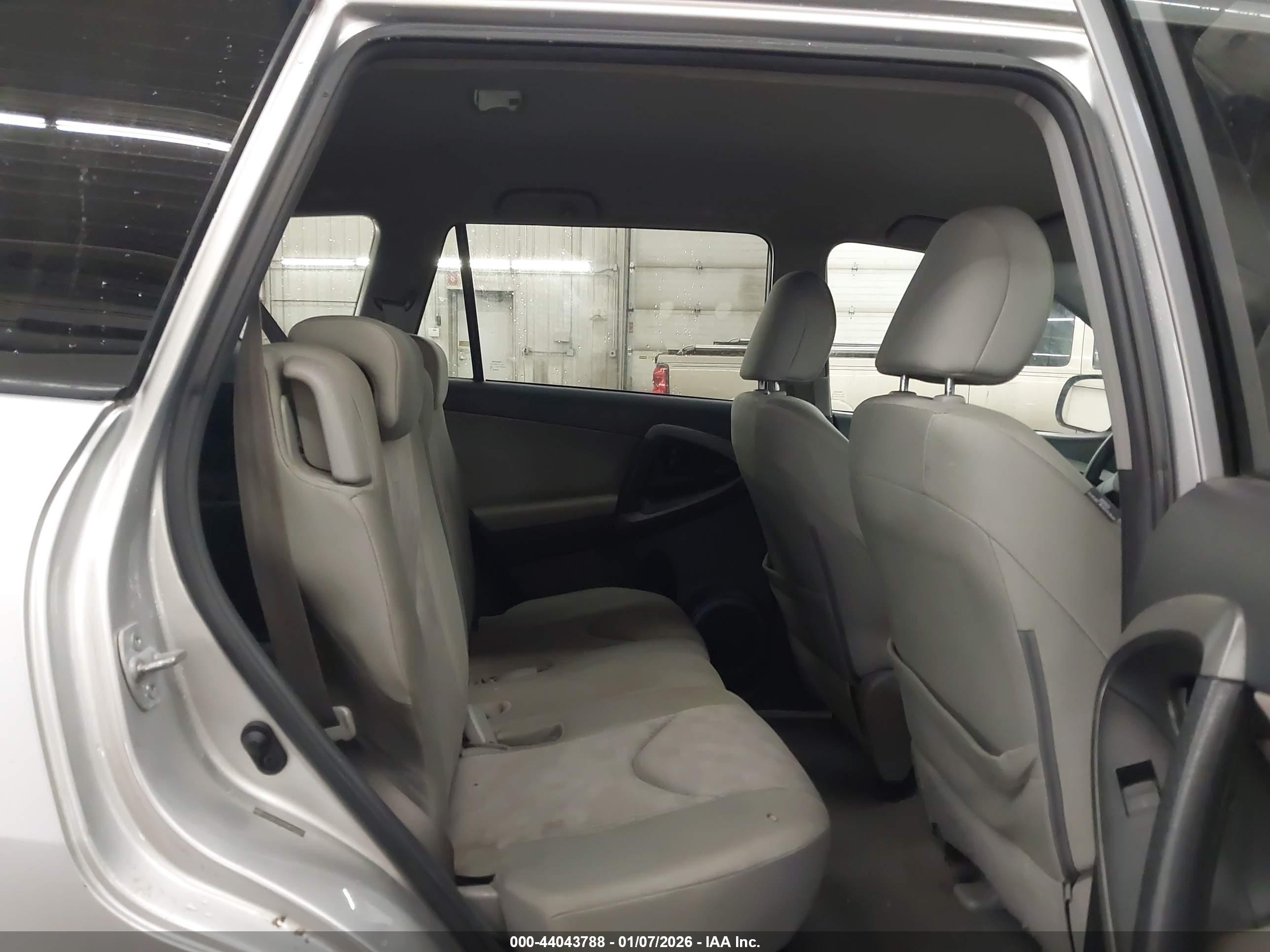 TOYOTA RAV4 image 8