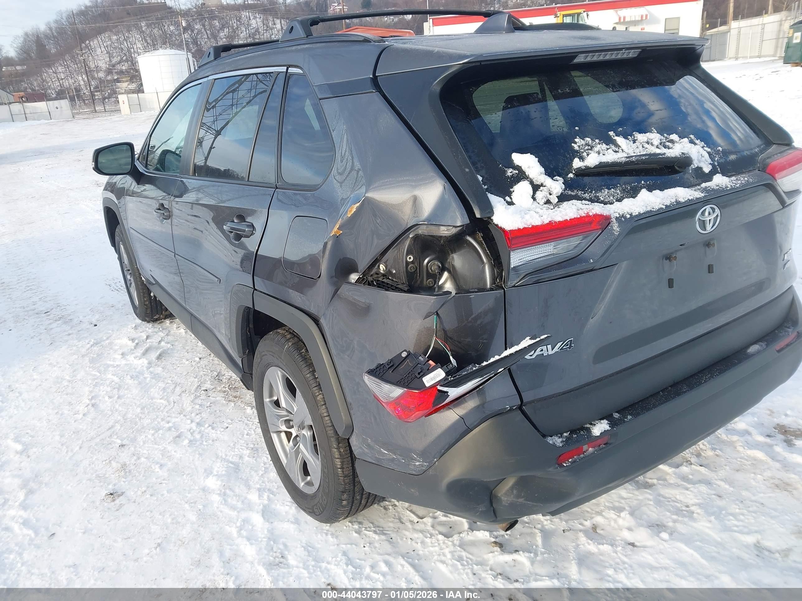 TOYOTA RAV4 image 6