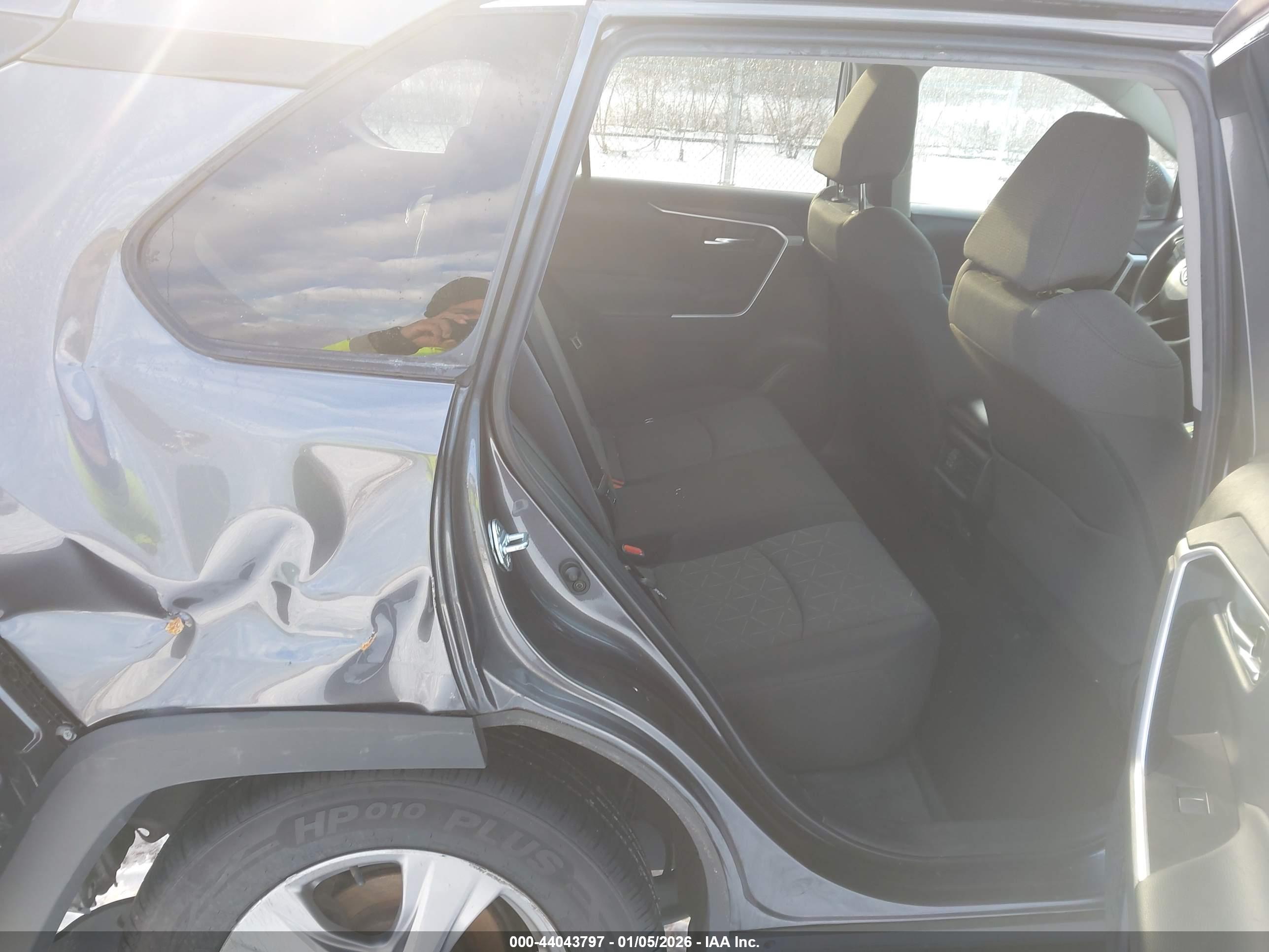 TOYOTA RAV4 image 8