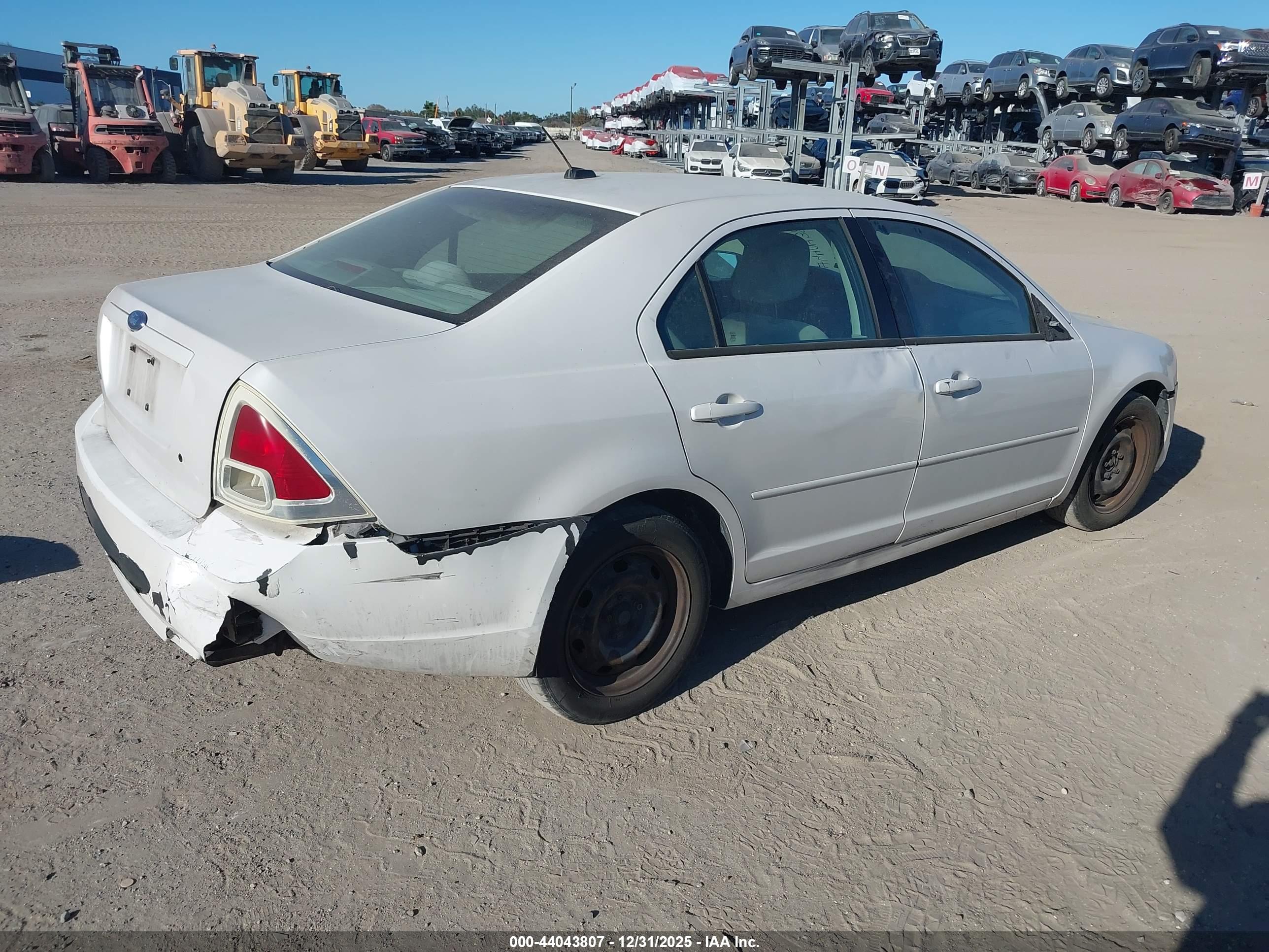 FORD FUSION image 4