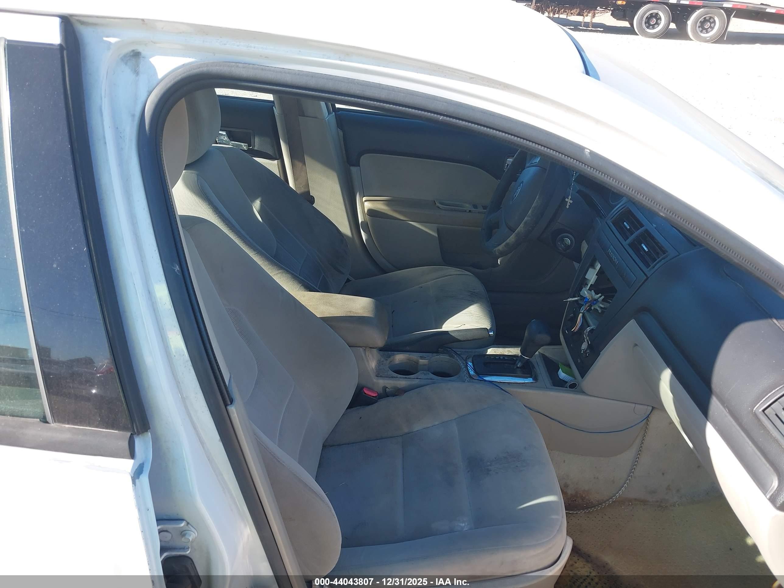 FORD FUSION image 5