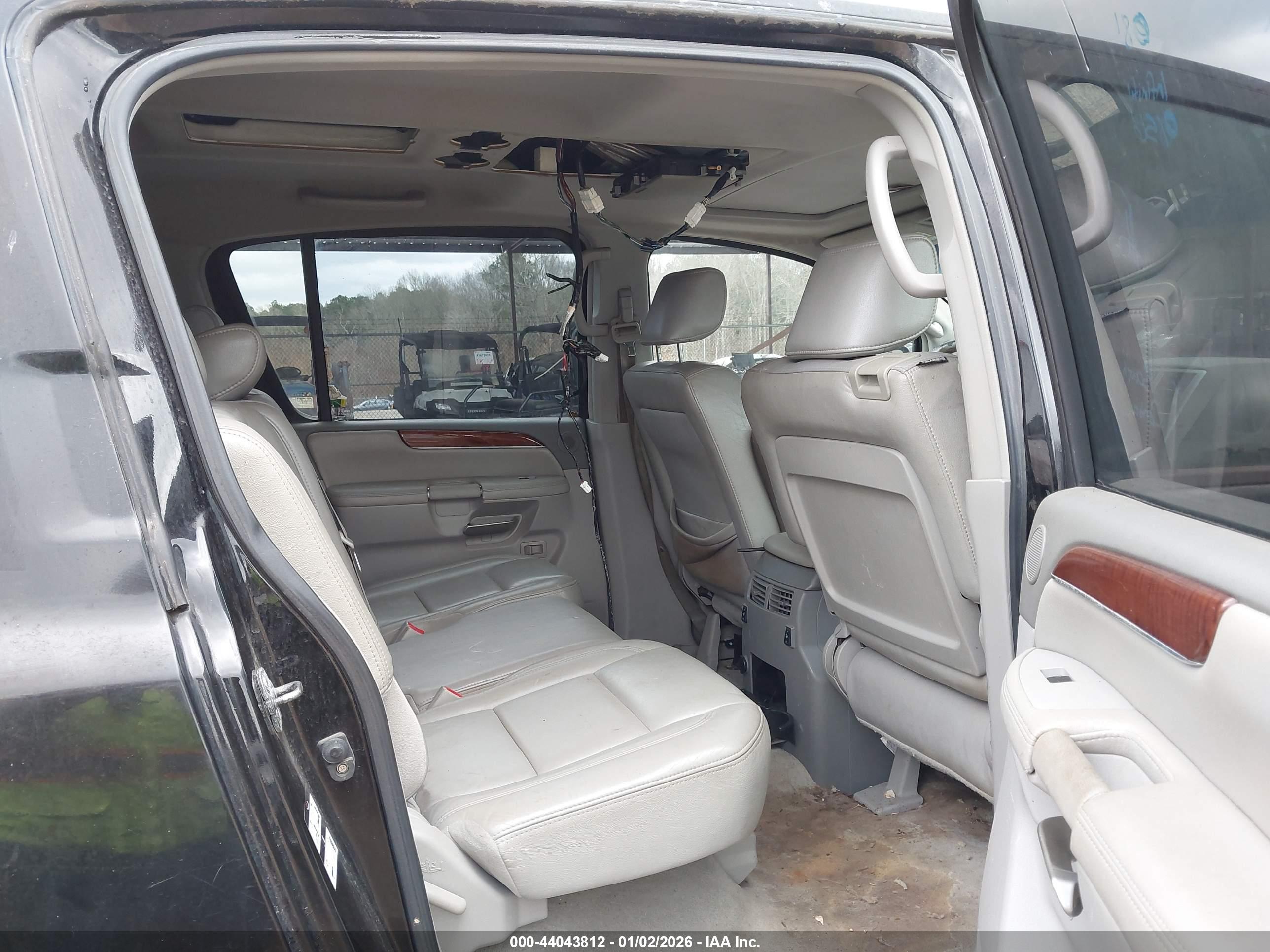 INFINITI QX56 image 8