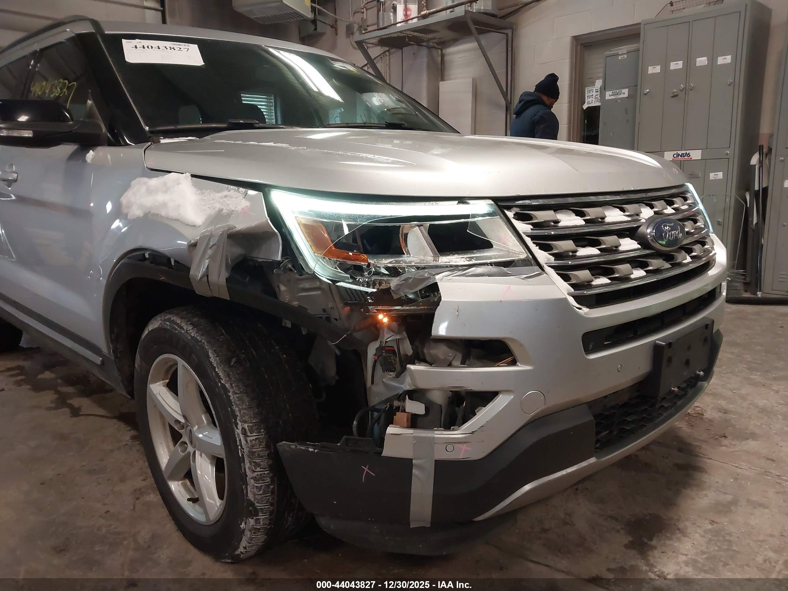 FORD EXPLORER image 6
