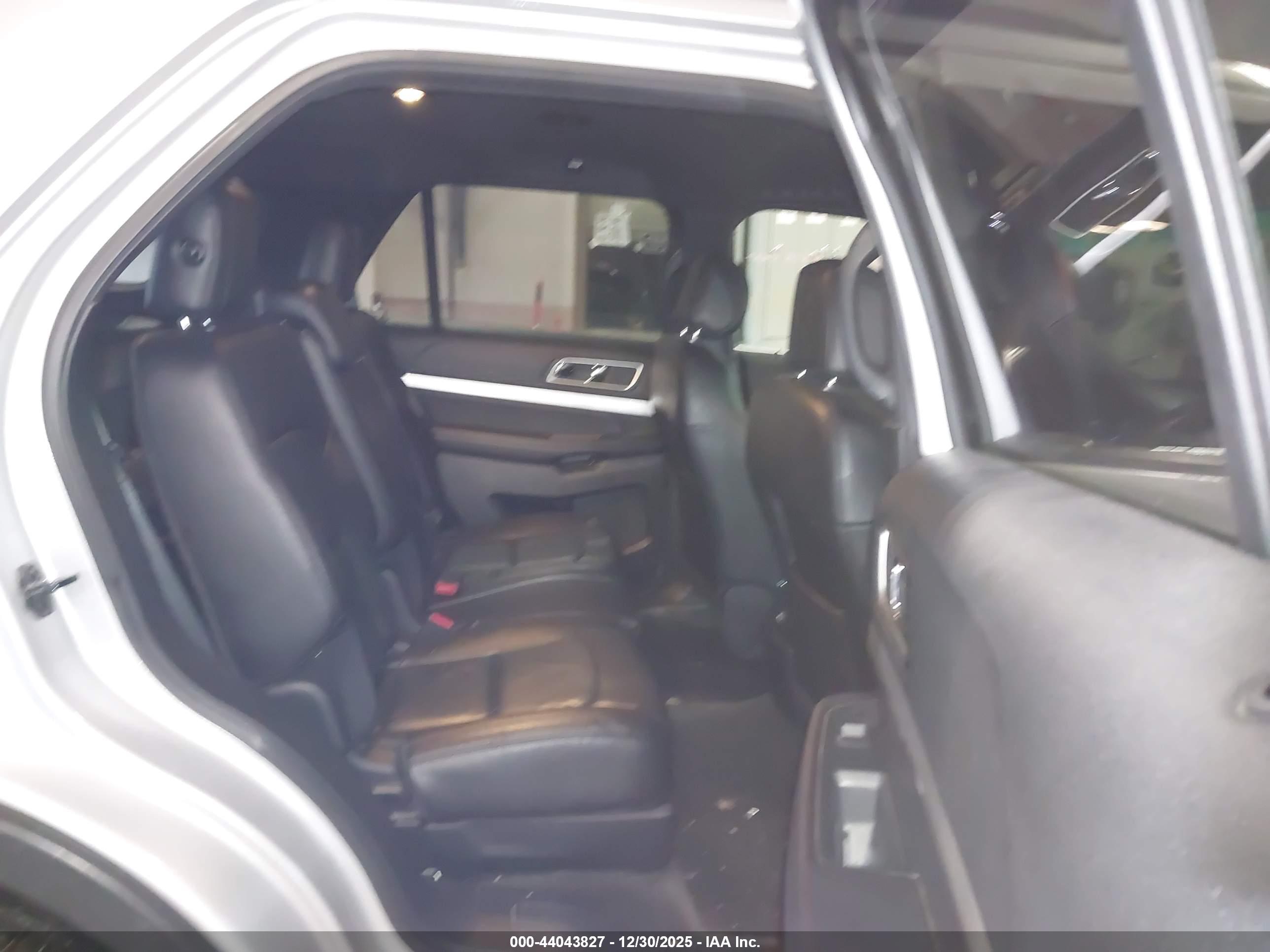 FORD EXPLORER image 8
