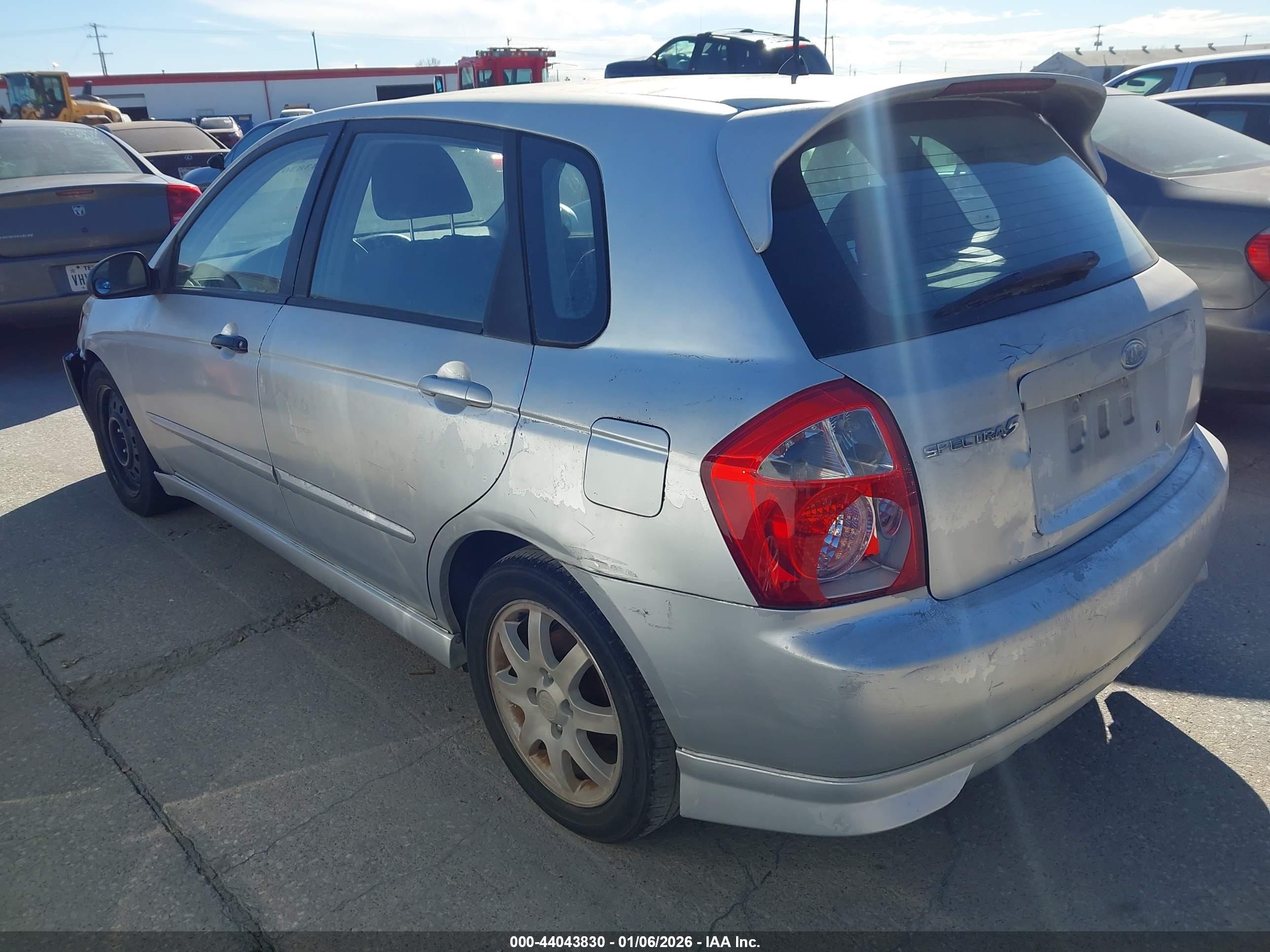 KIA SPECTRA5 image 3