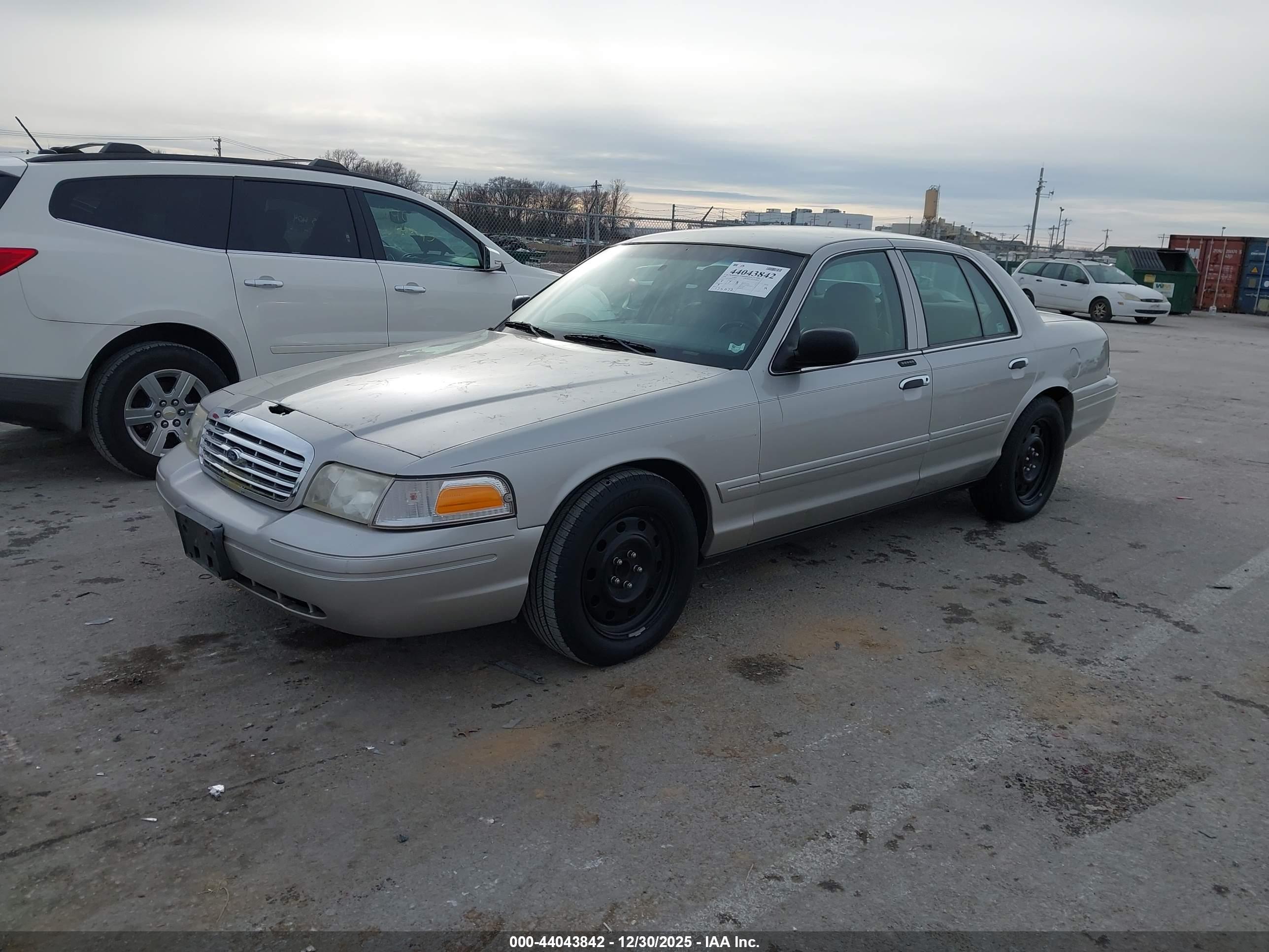 FORD CROWN image 2