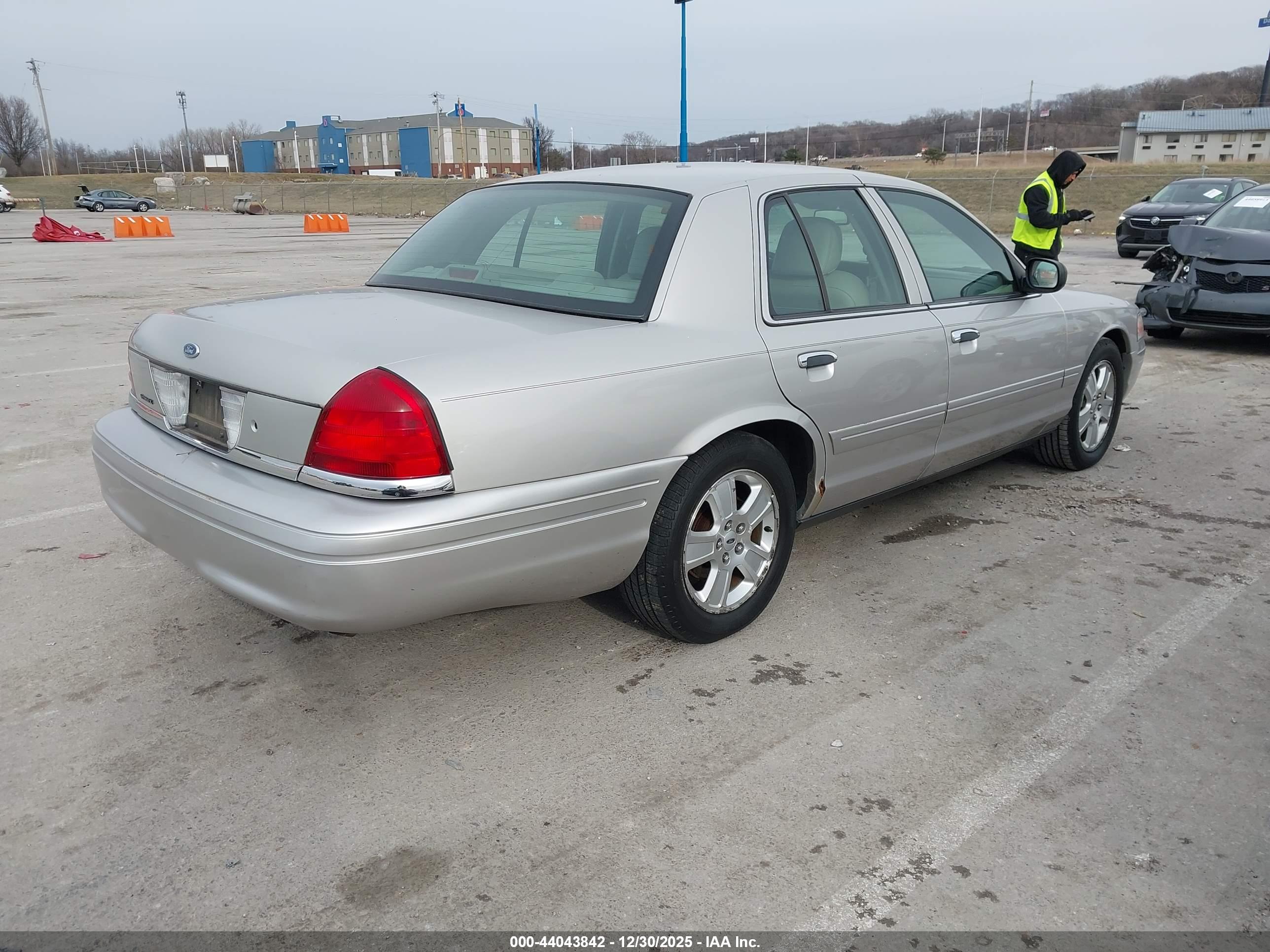 FORD CROWN image 4