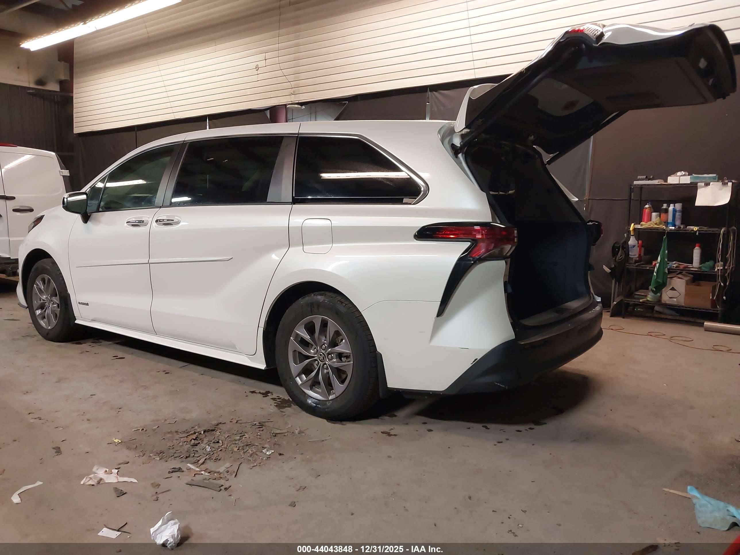 TOYOTA SIENNA image 3