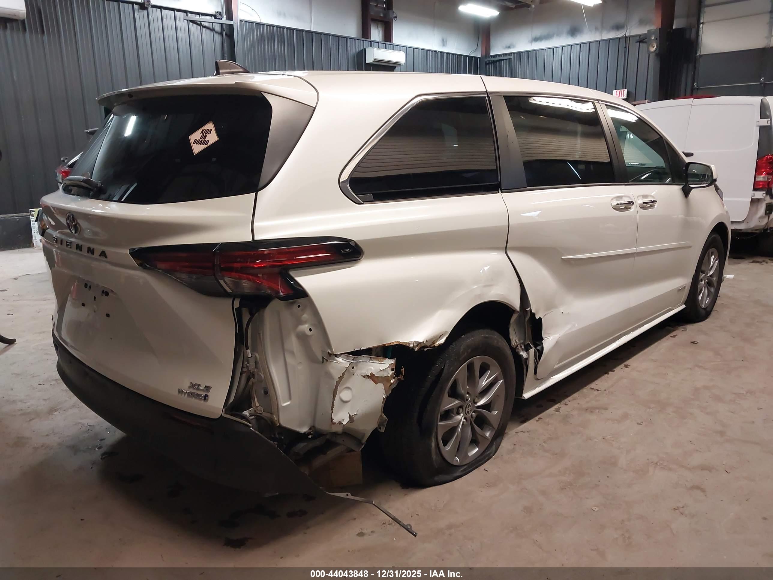 TOYOTA SIENNA image 4