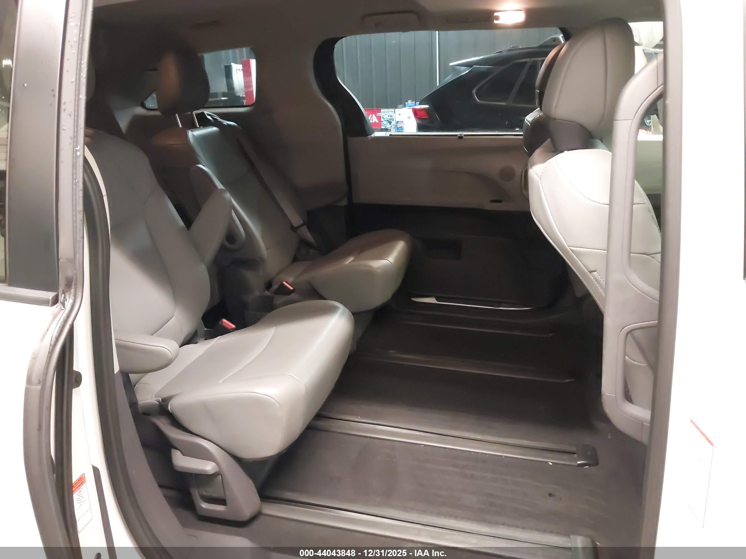 TOYOTA SIENNA image 8