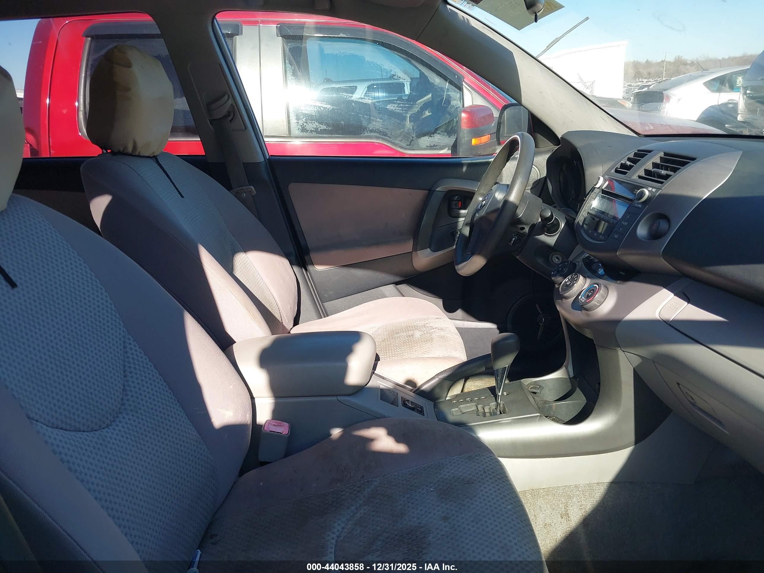 TOYOTA RAV4 image 5
