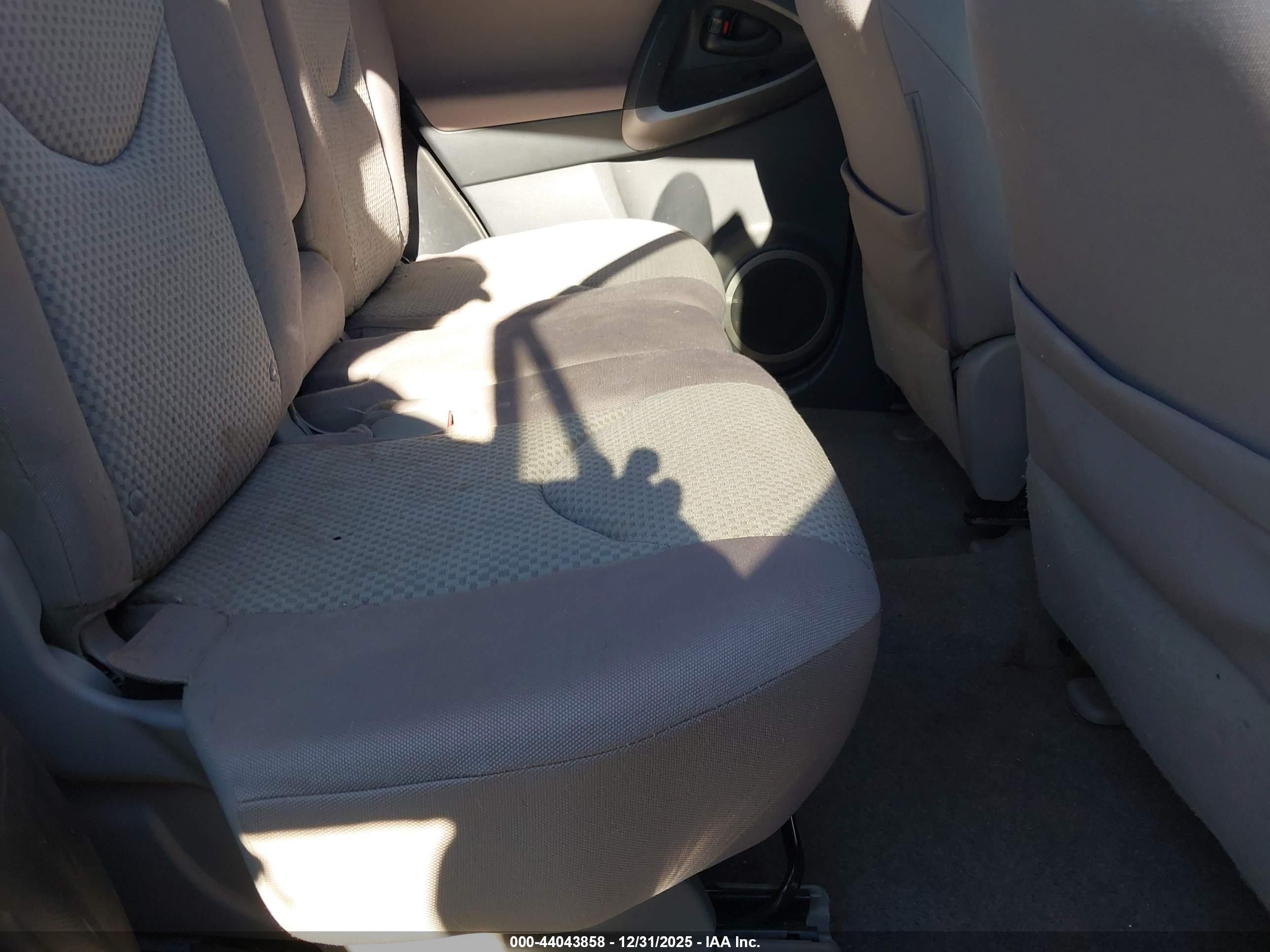 TOYOTA RAV4 image 8