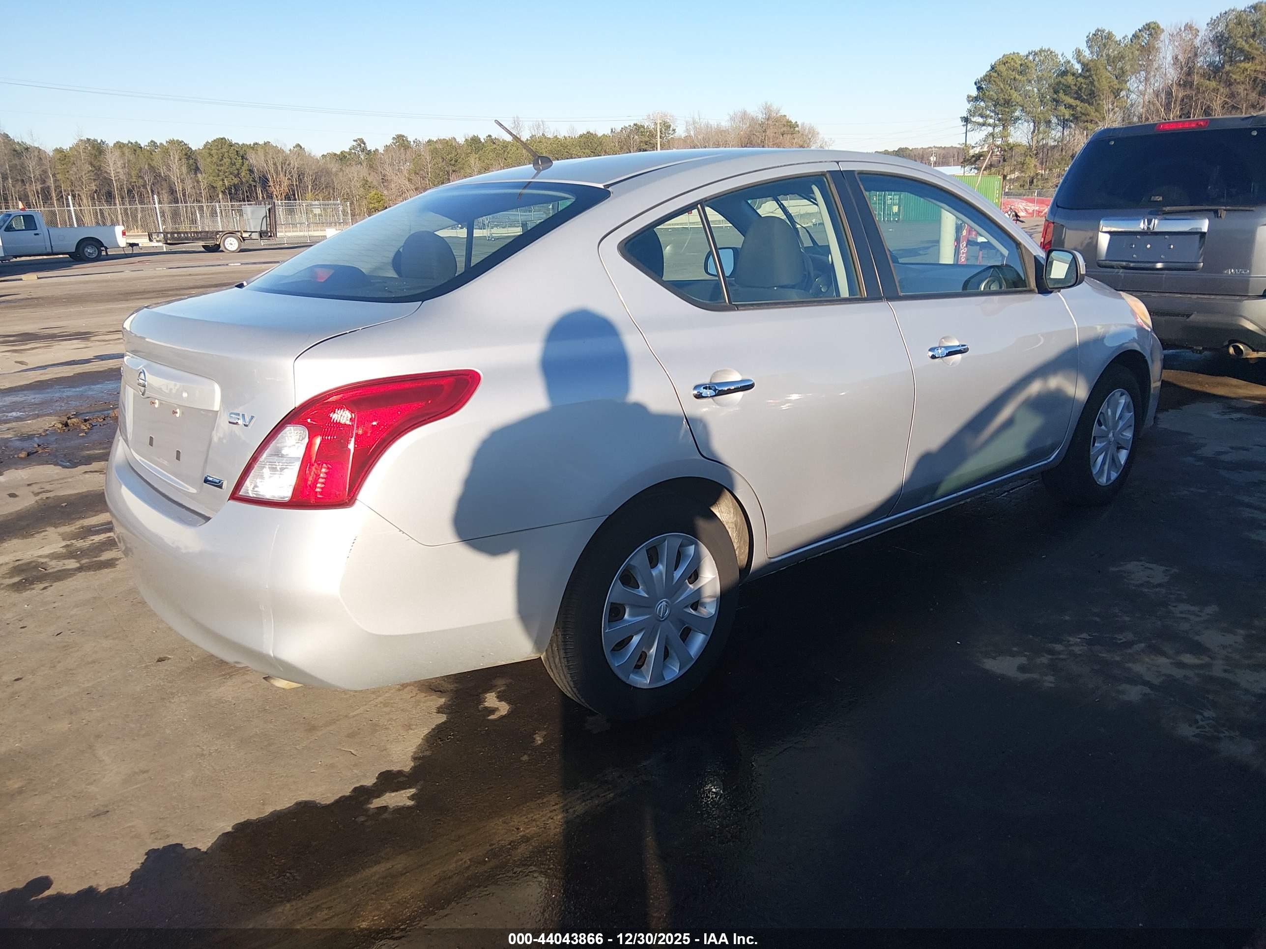 NISSAN VERSA image 4