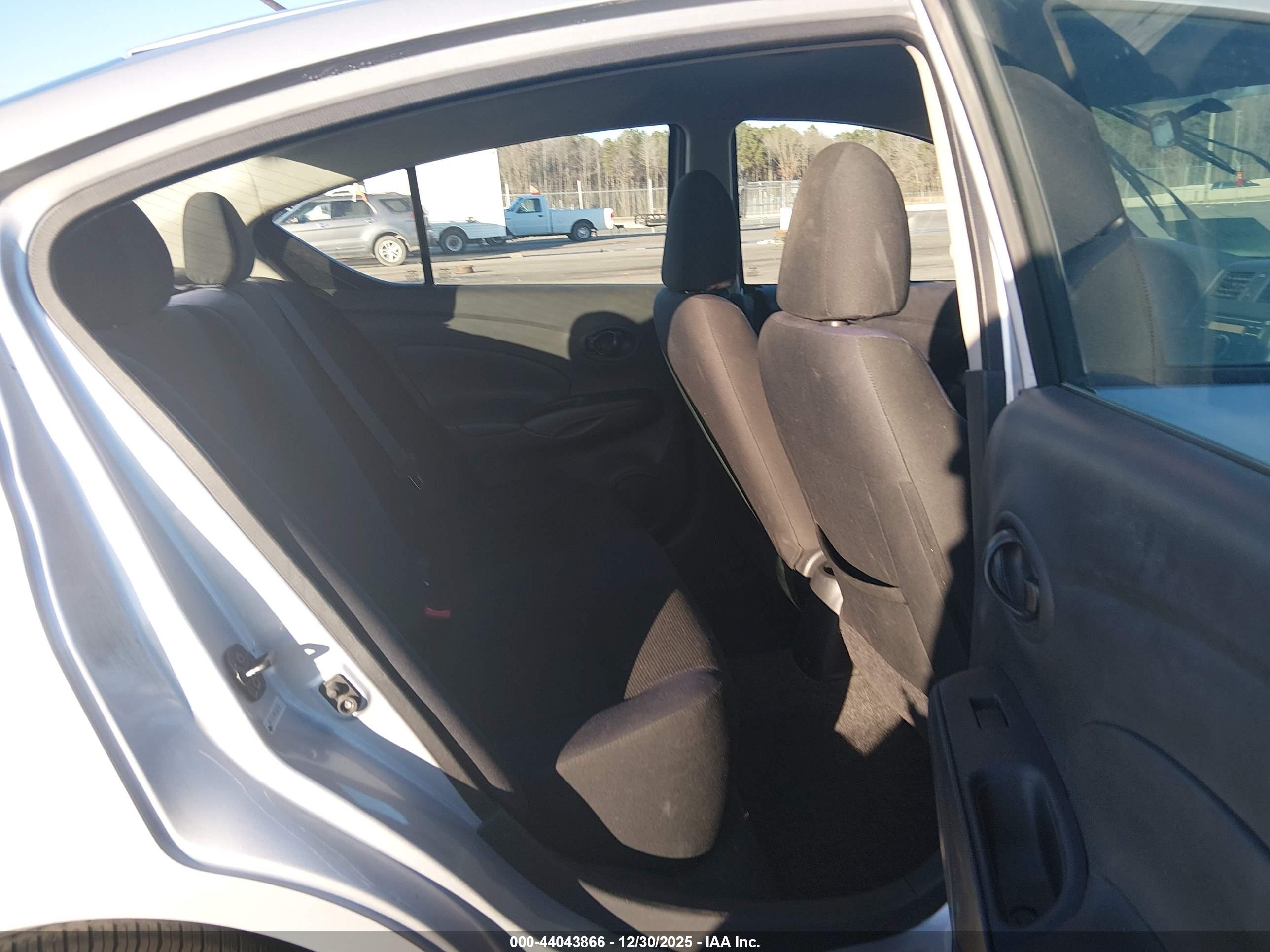 NISSAN VERSA image 8