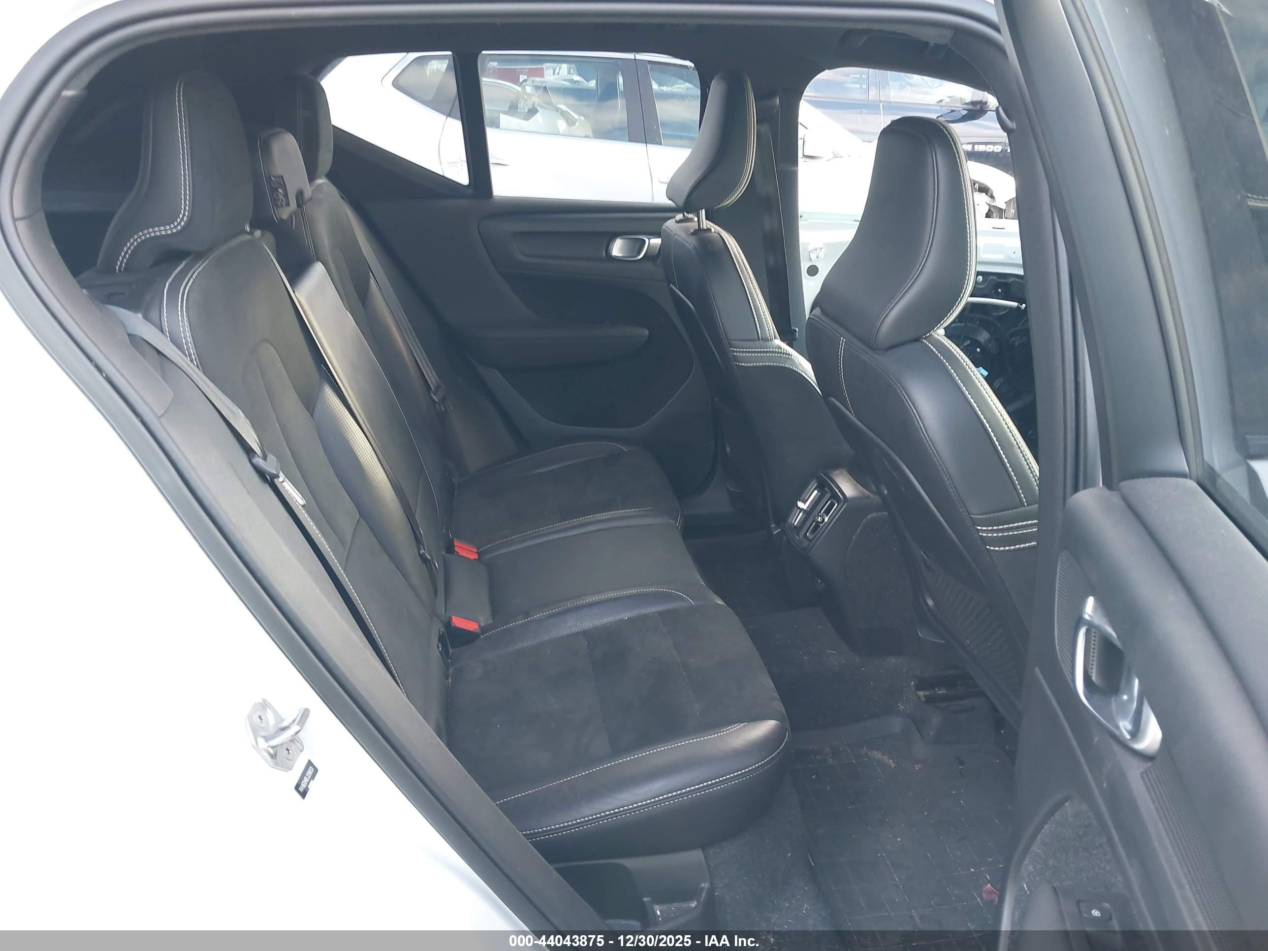 VOLVO XC40 image 8
