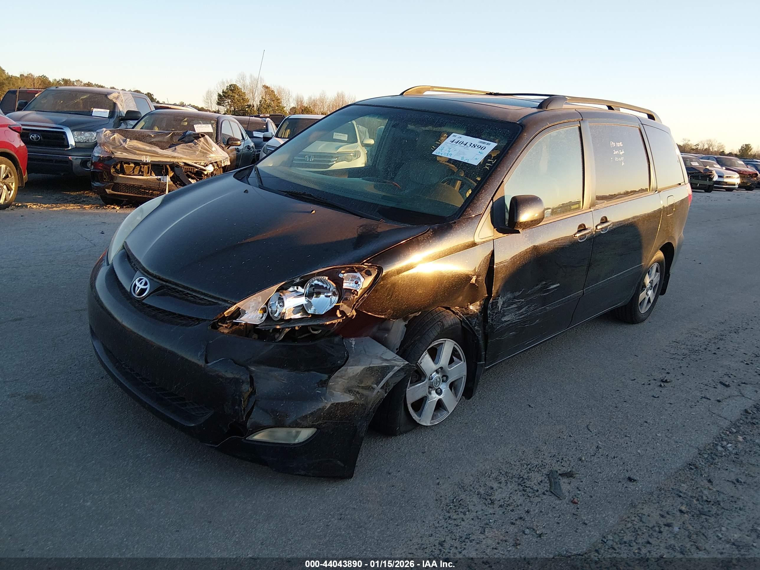 TOYOTA SIENNA image 2