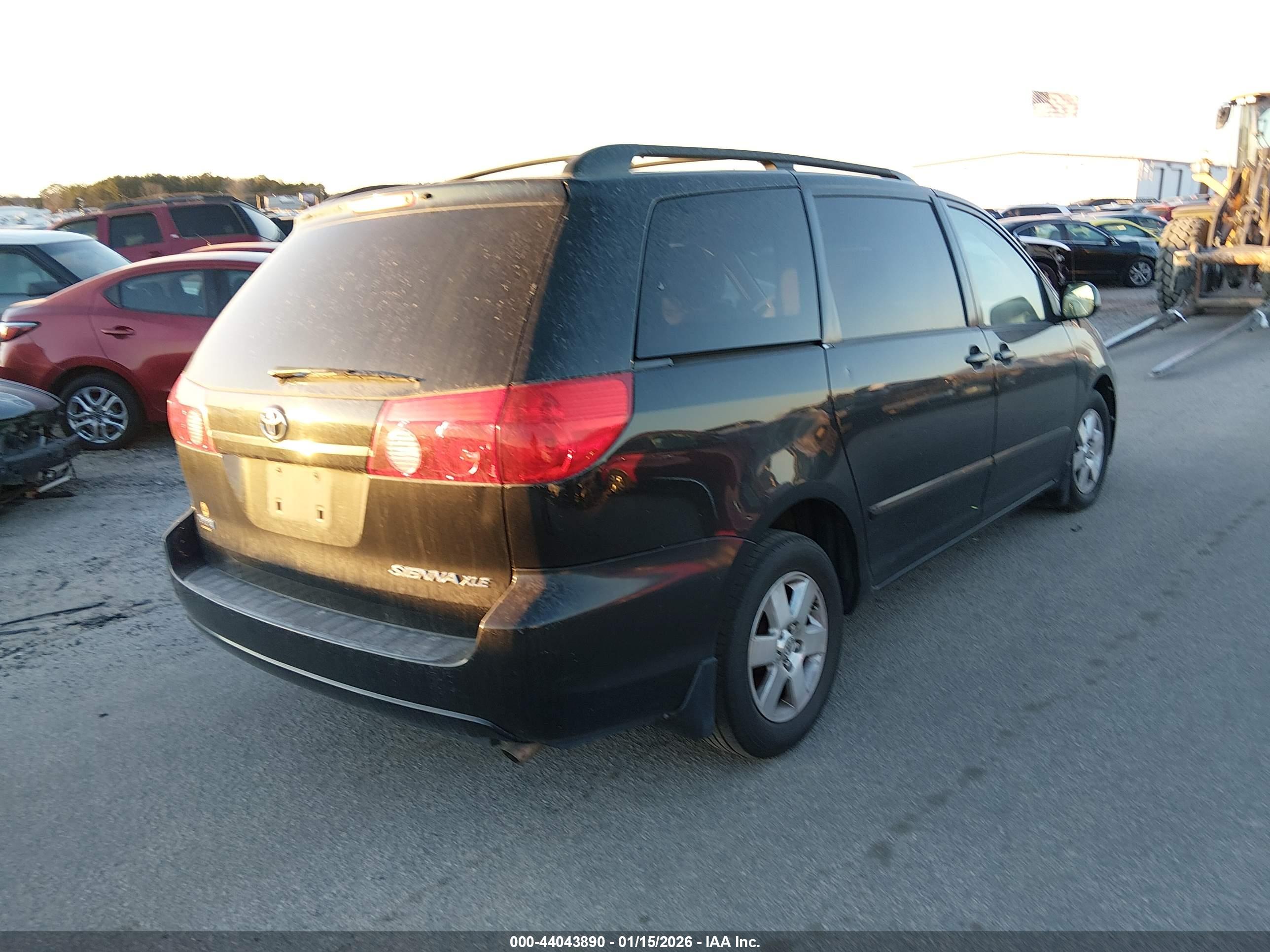 TOYOTA SIENNA image 4