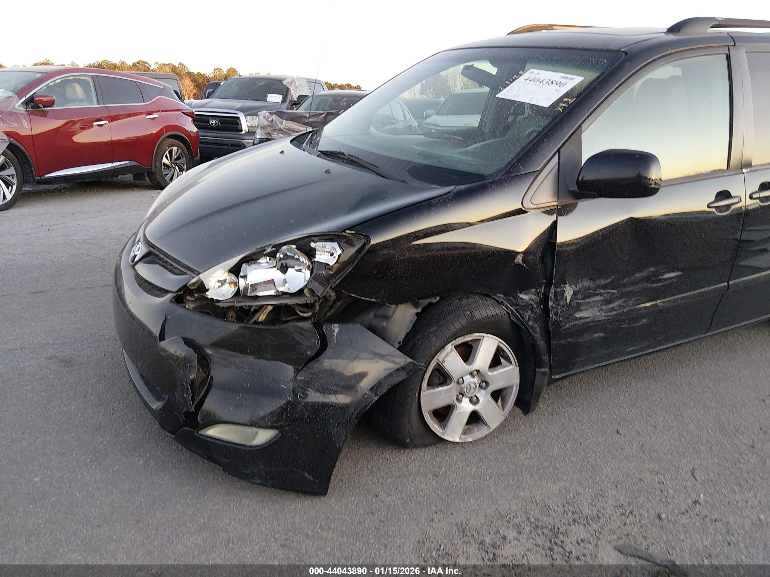 TOYOTA SIENNA image 6