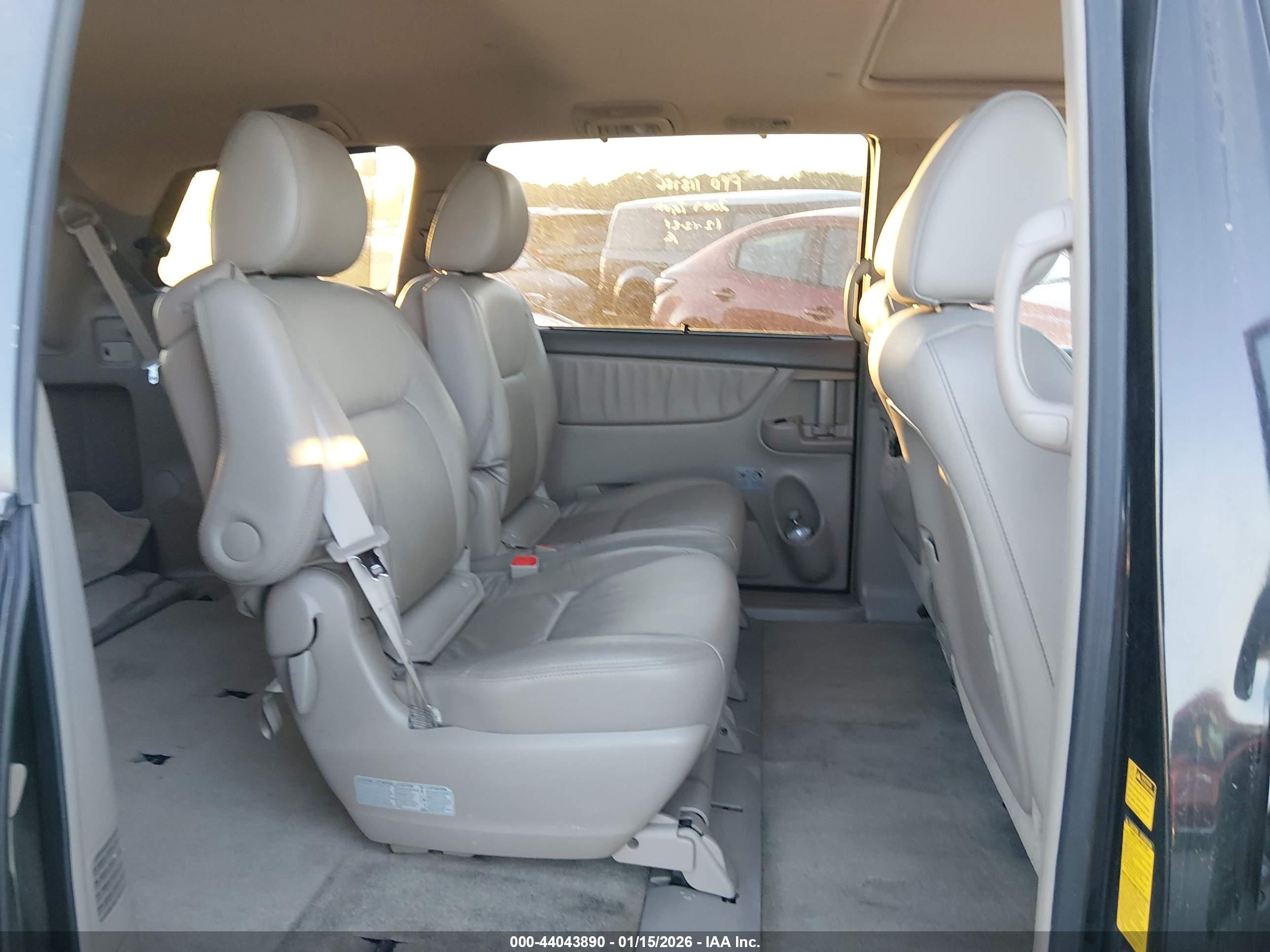 TOYOTA SIENNA image 8