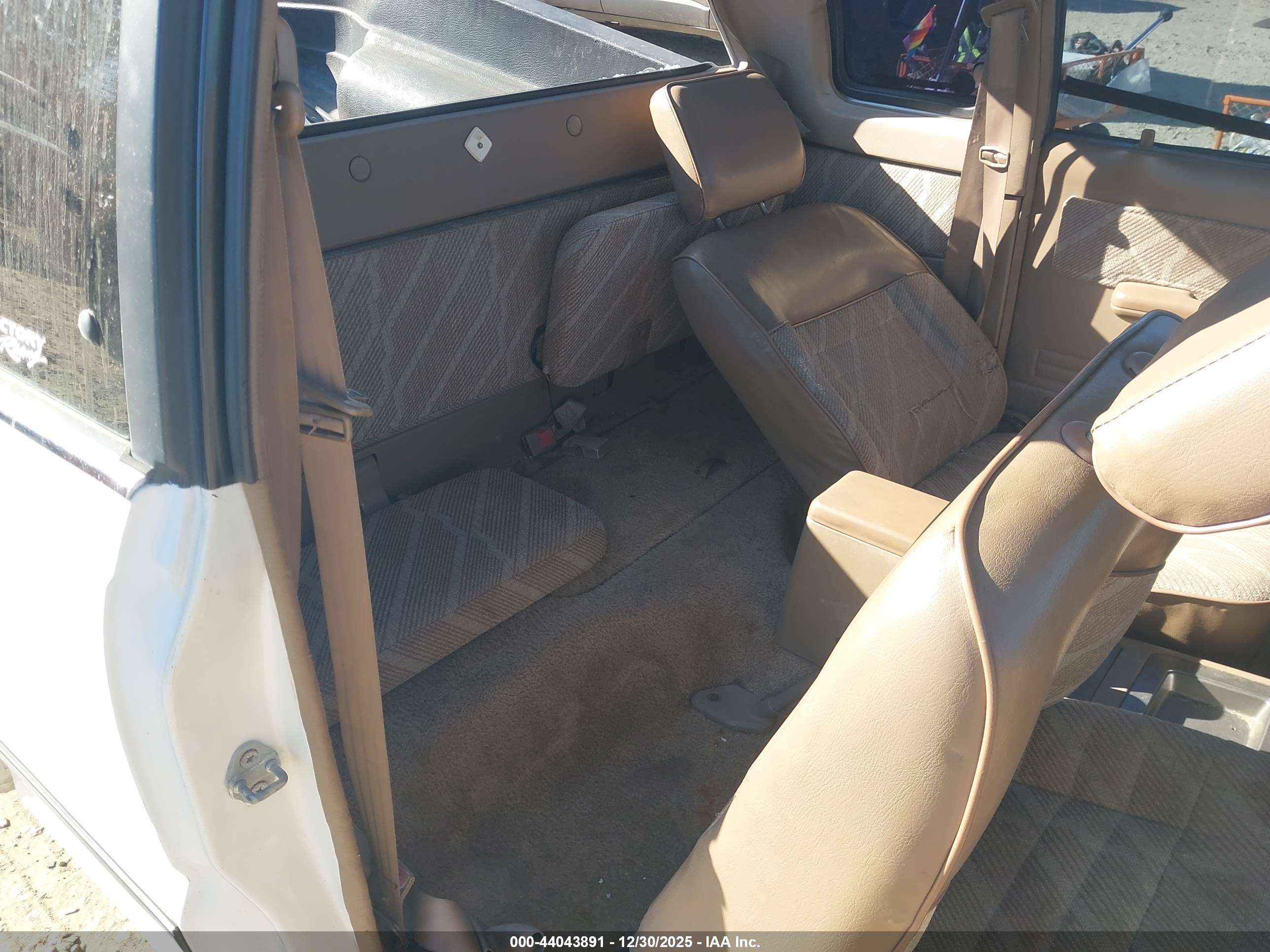 MAZDA B2200 image 8