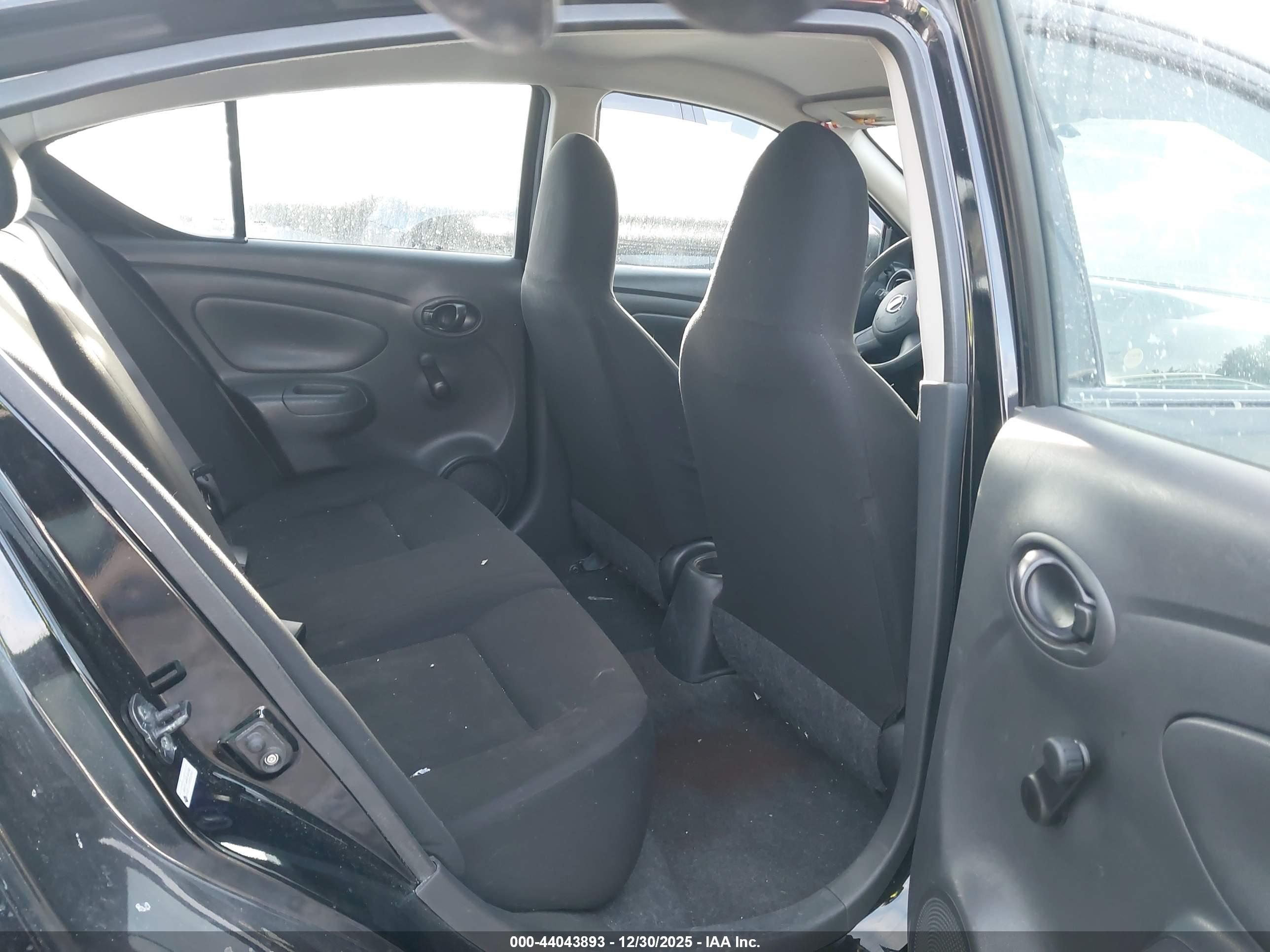 NISSAN VERSA image 8