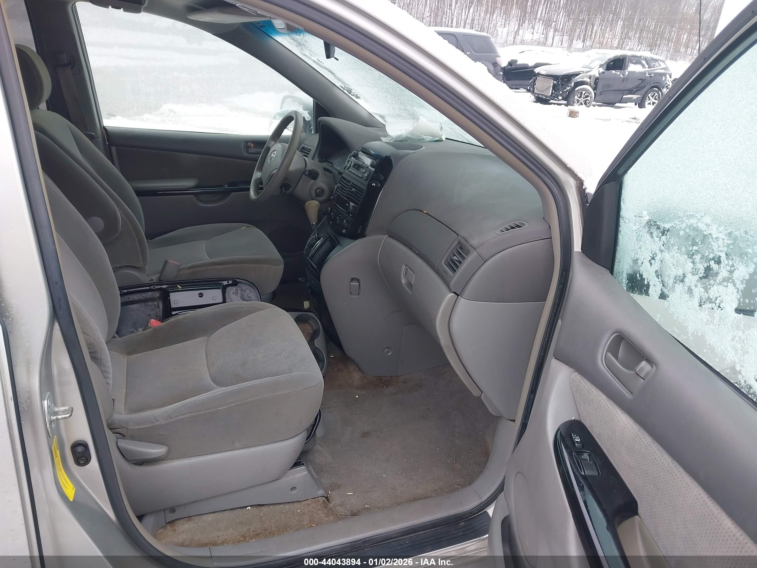TOYOTA SIENNA image 5