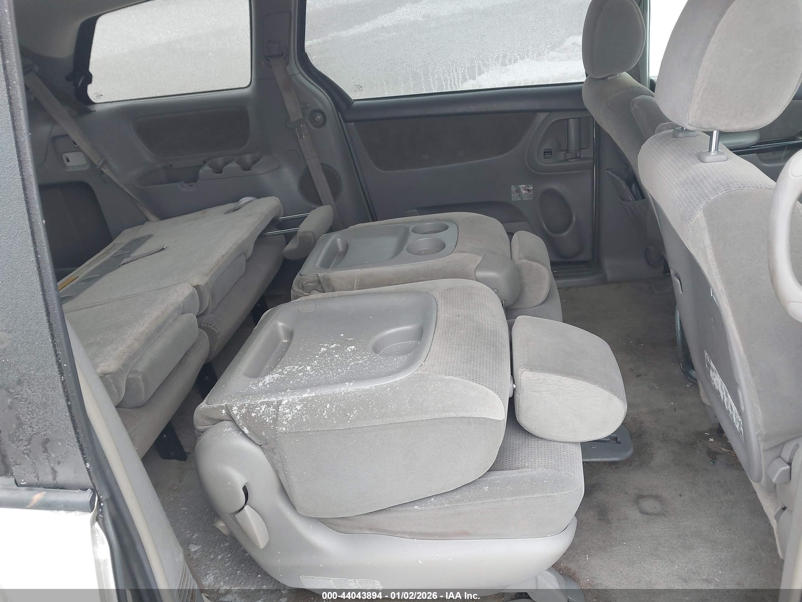 TOYOTA SIENNA image 8