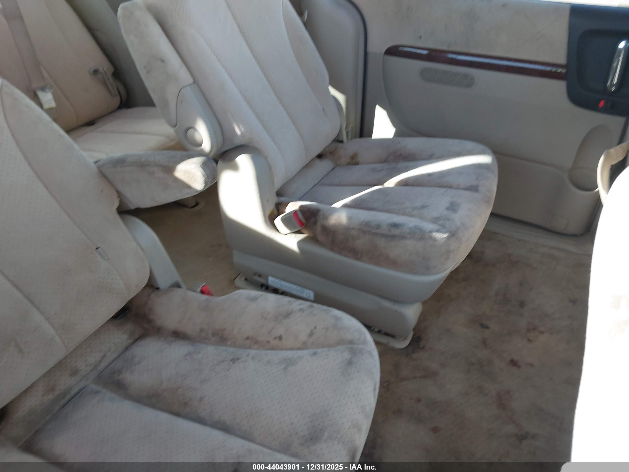 HYUNDAI ENTOURAGE image 8