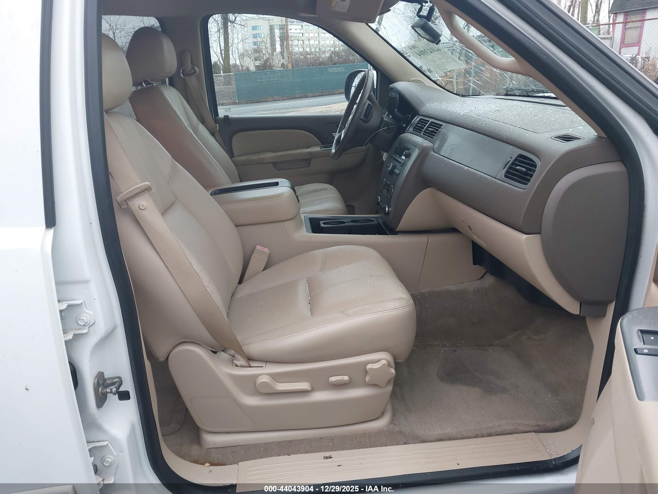 CHEVROLET TAHOE image 5