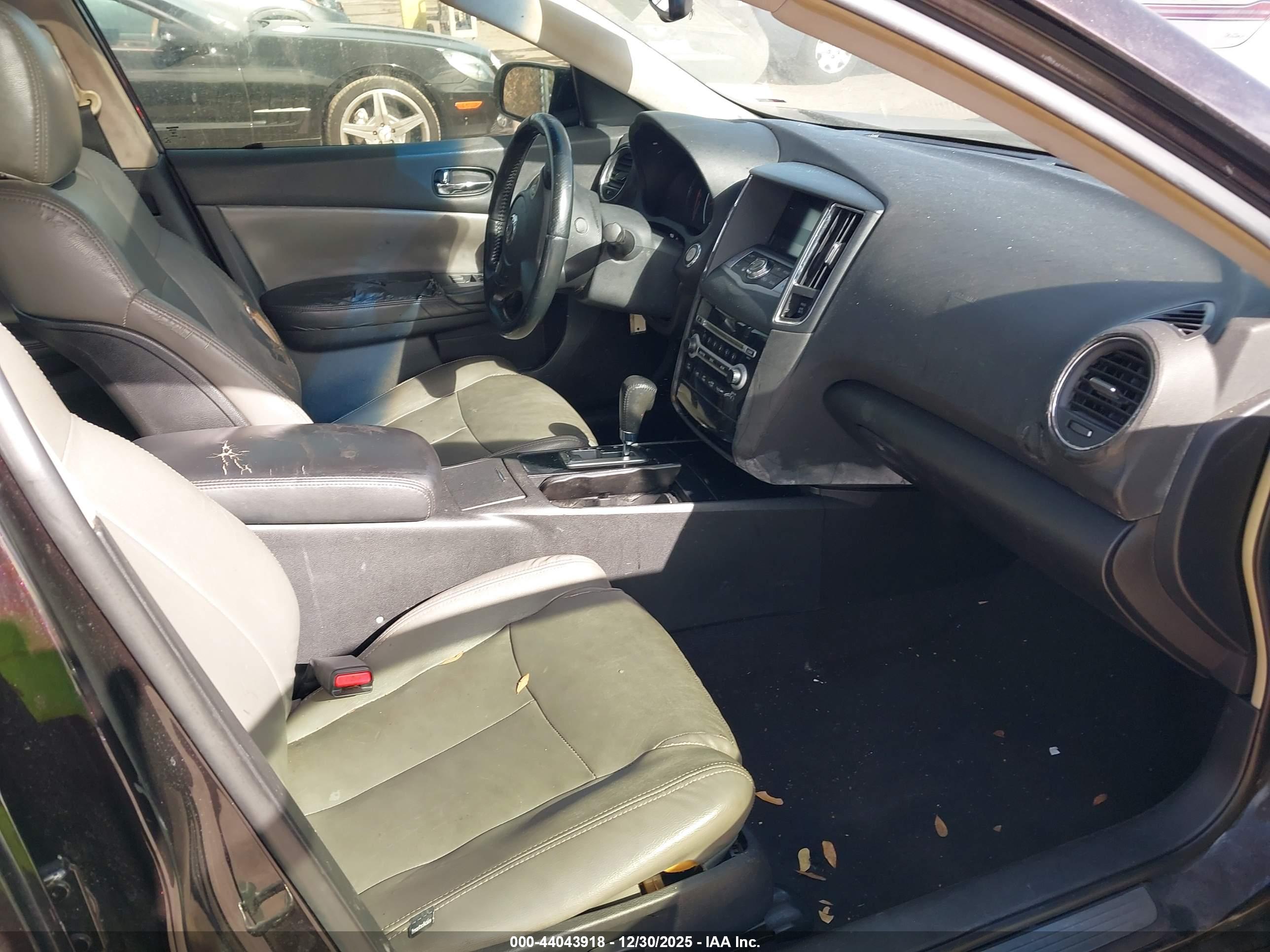 NISSAN MAXIMA image 5