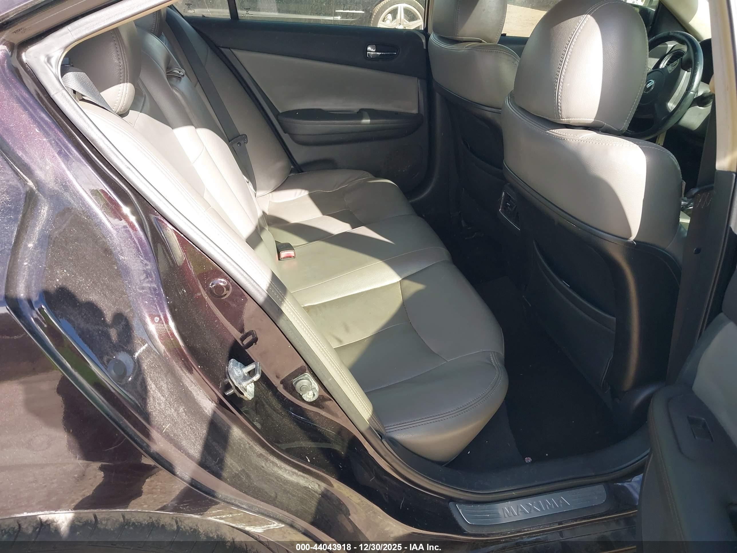 NISSAN MAXIMA image 8