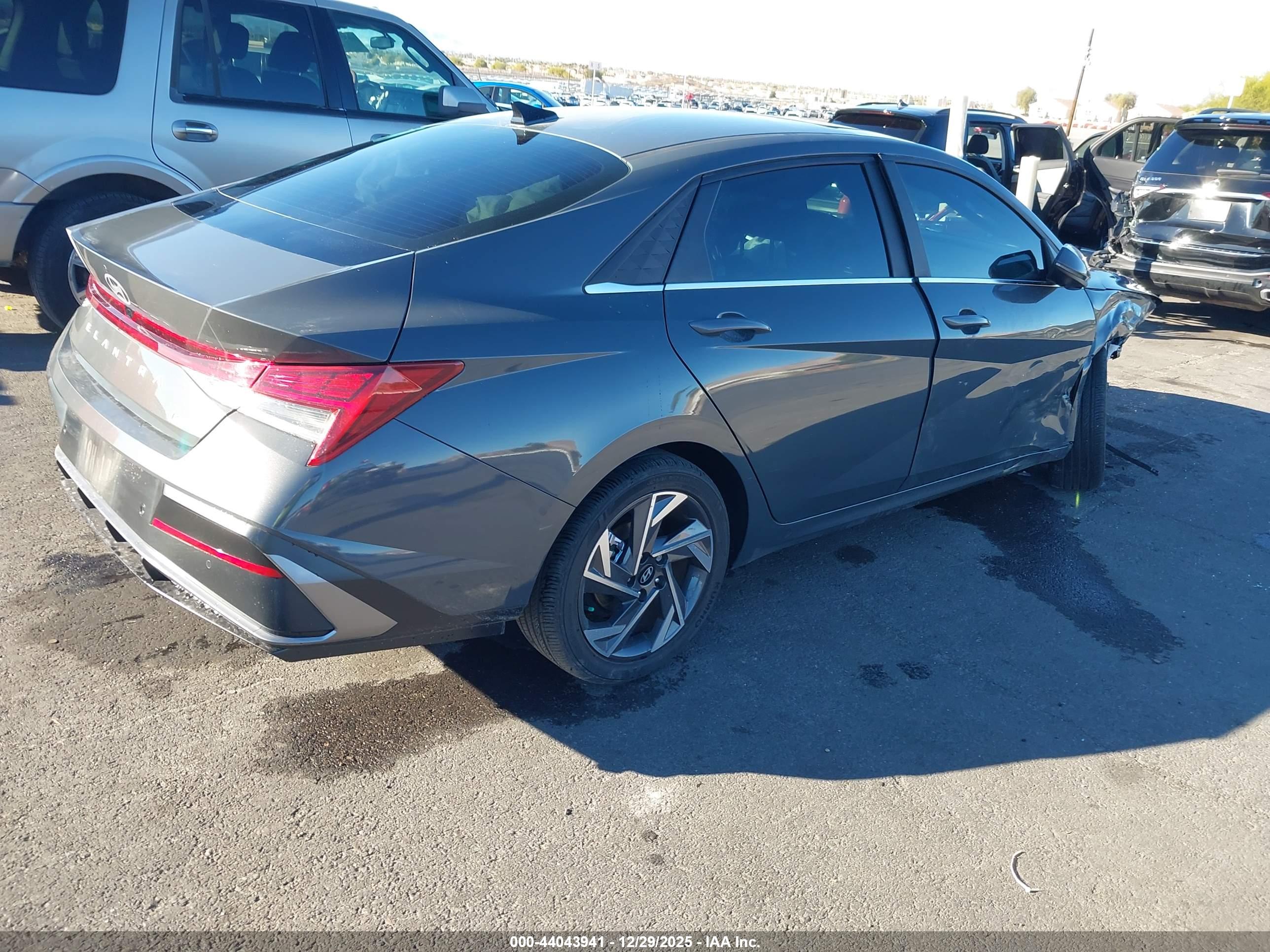 HYUNDAI ELANTRA image 4